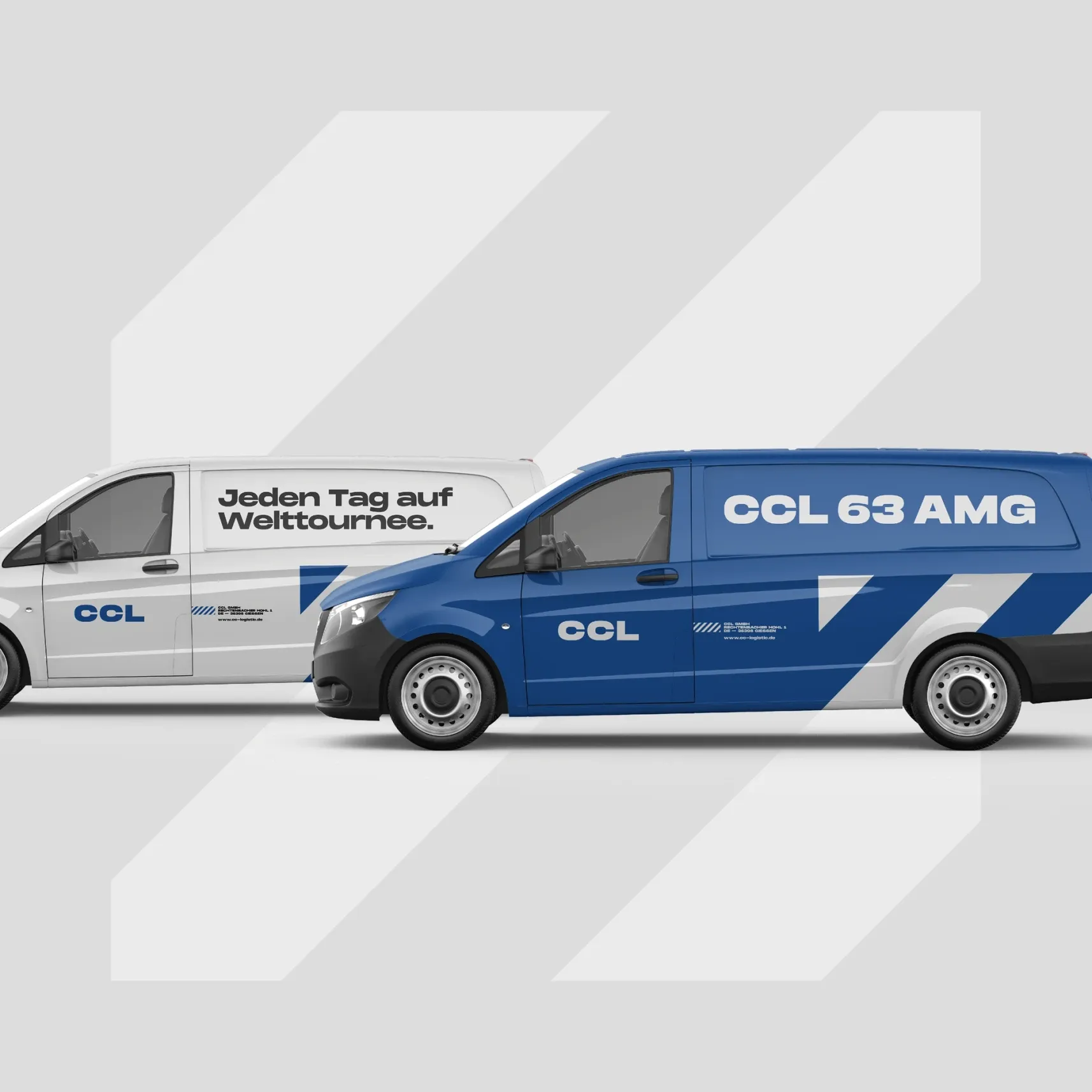 Zwei CCL-Transporter in Seitenansicht, weiß und blau, mit den Aufschriften 'Jeden Tag auf Welttournee' und 'CCL 63 AMG' vor hellem Hintergrund
