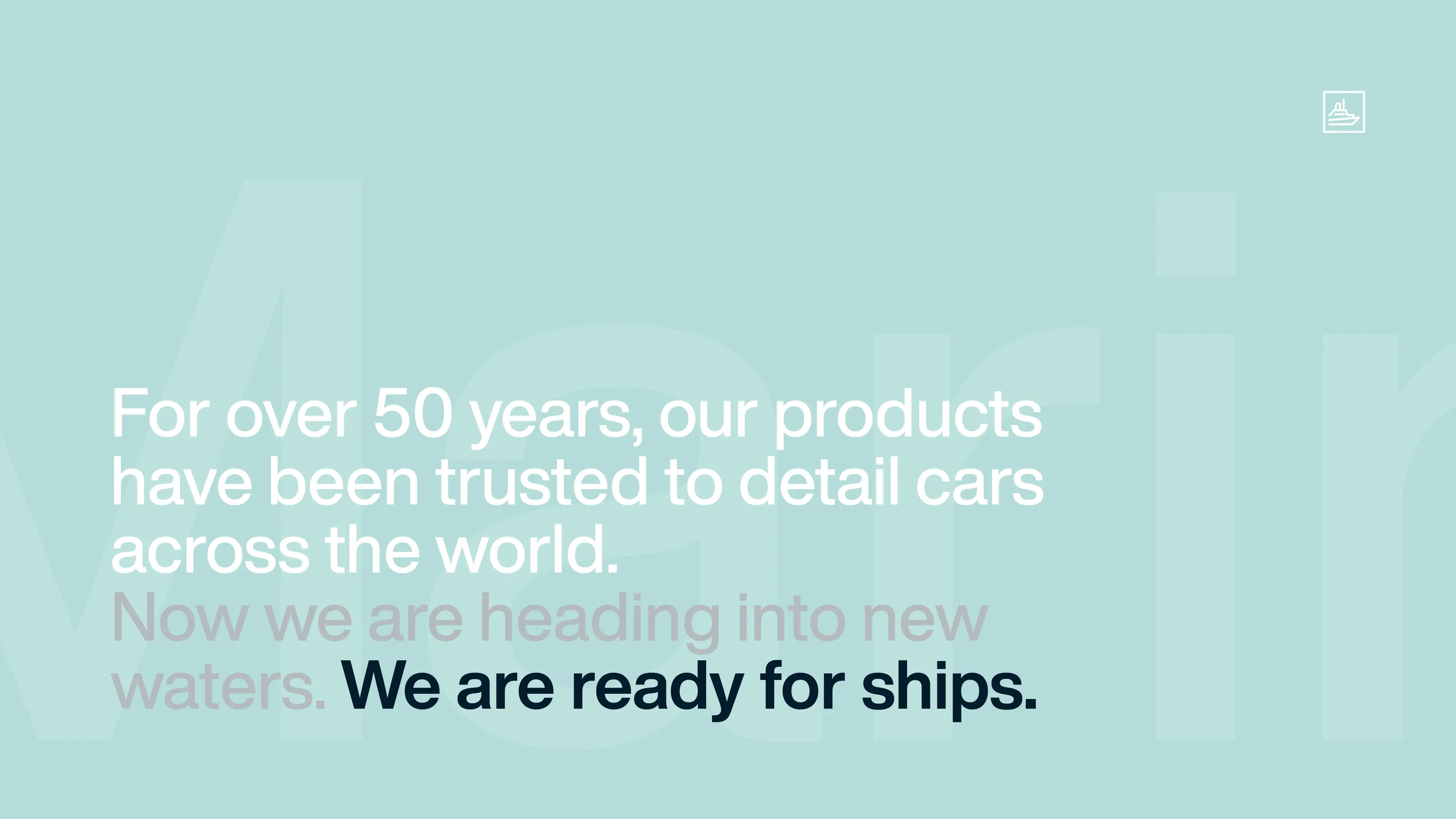 Hellblauer Hintergrund mit englischem Werbetext: Seit über 50 Jahren Autopflegeprodukte, jetzt bereit für Schiffe