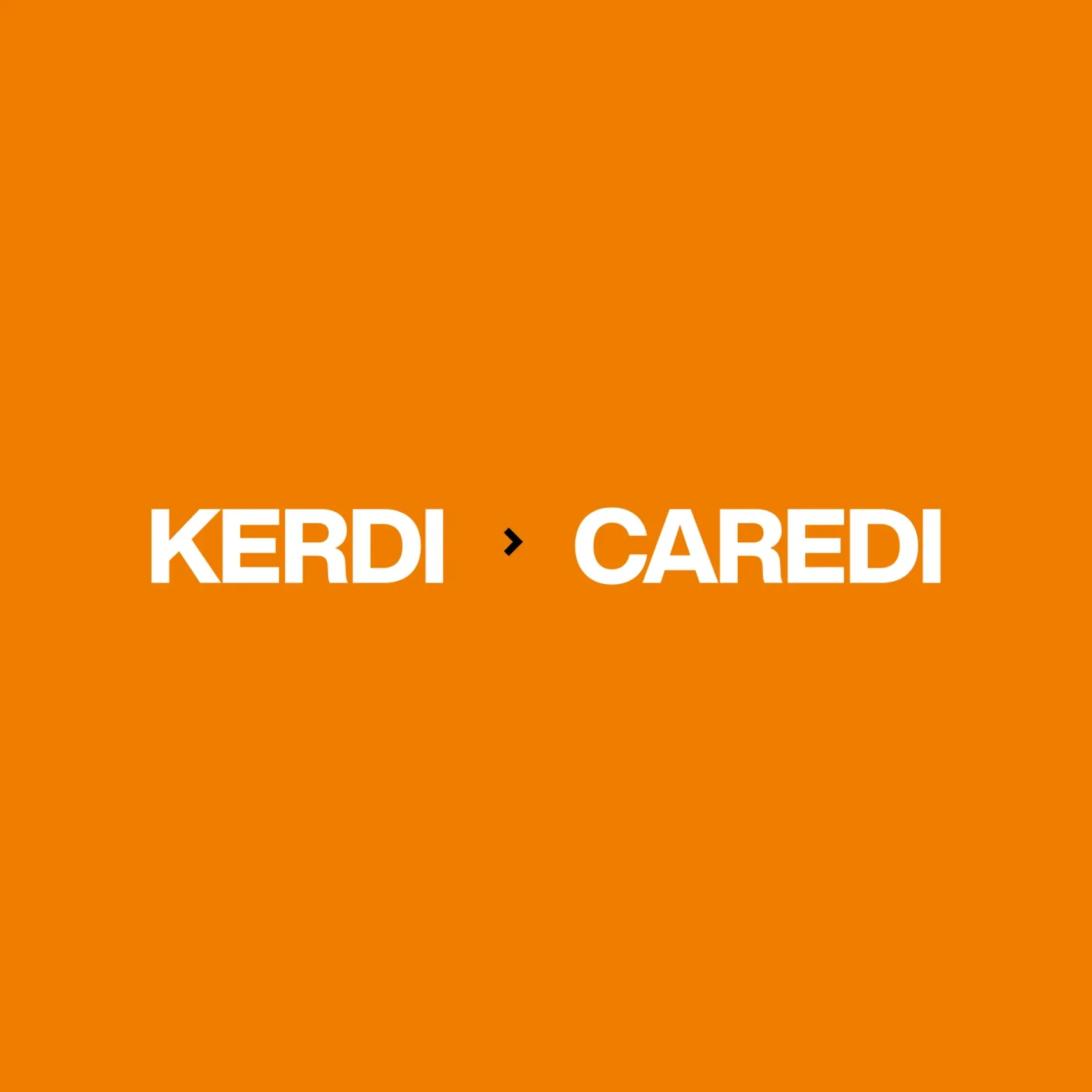 Weißer Schriftzug "KERDI > CAREDI" auf orangefarbenem Hintergrund