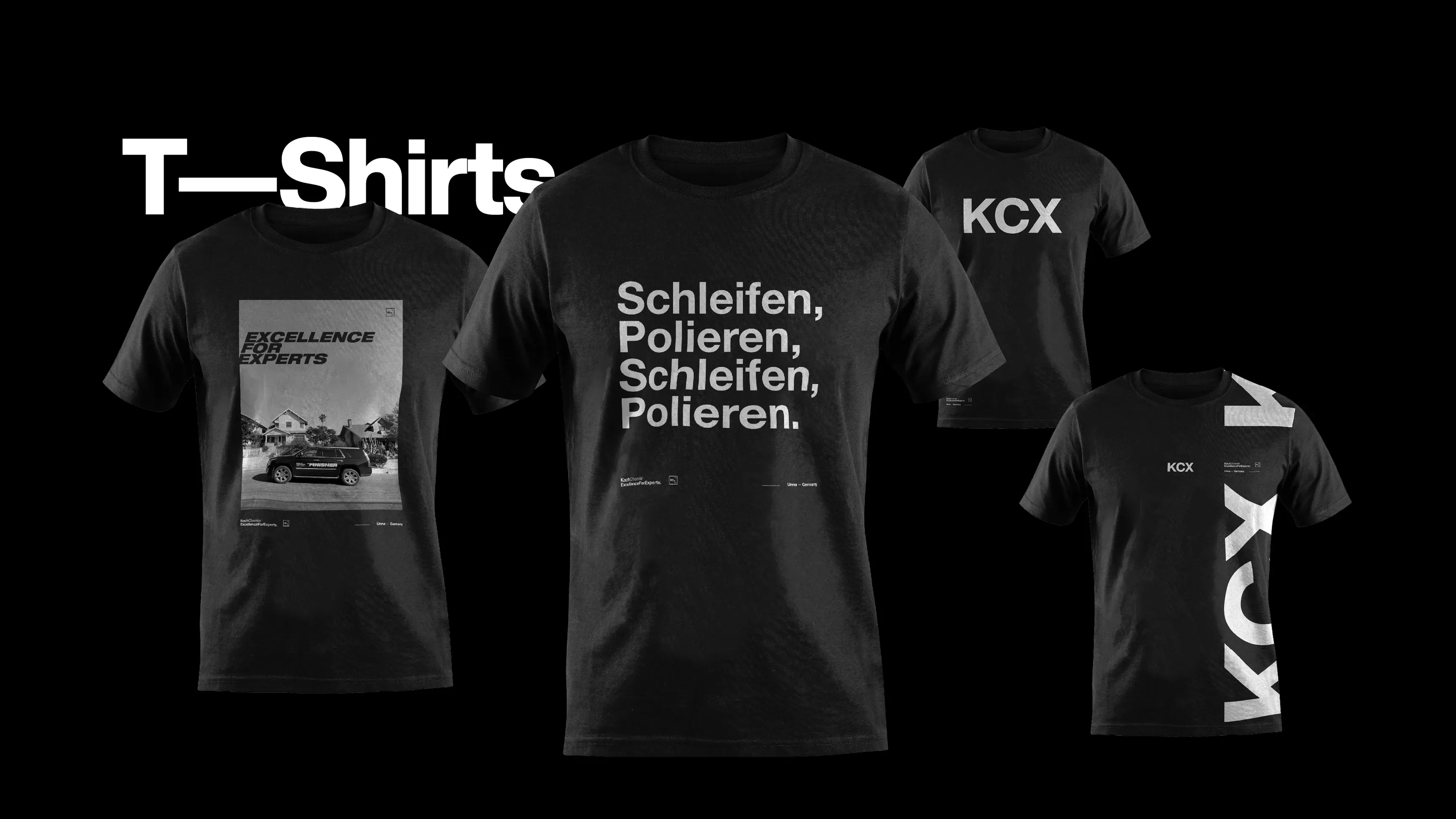 Vier schwarze T‑Shirts auf schwarzem Hintergrund, eines mit Automotiv, eines mit „Schleifen, Polieren, Schleifen, Polieren“, zwei mit „KCX“