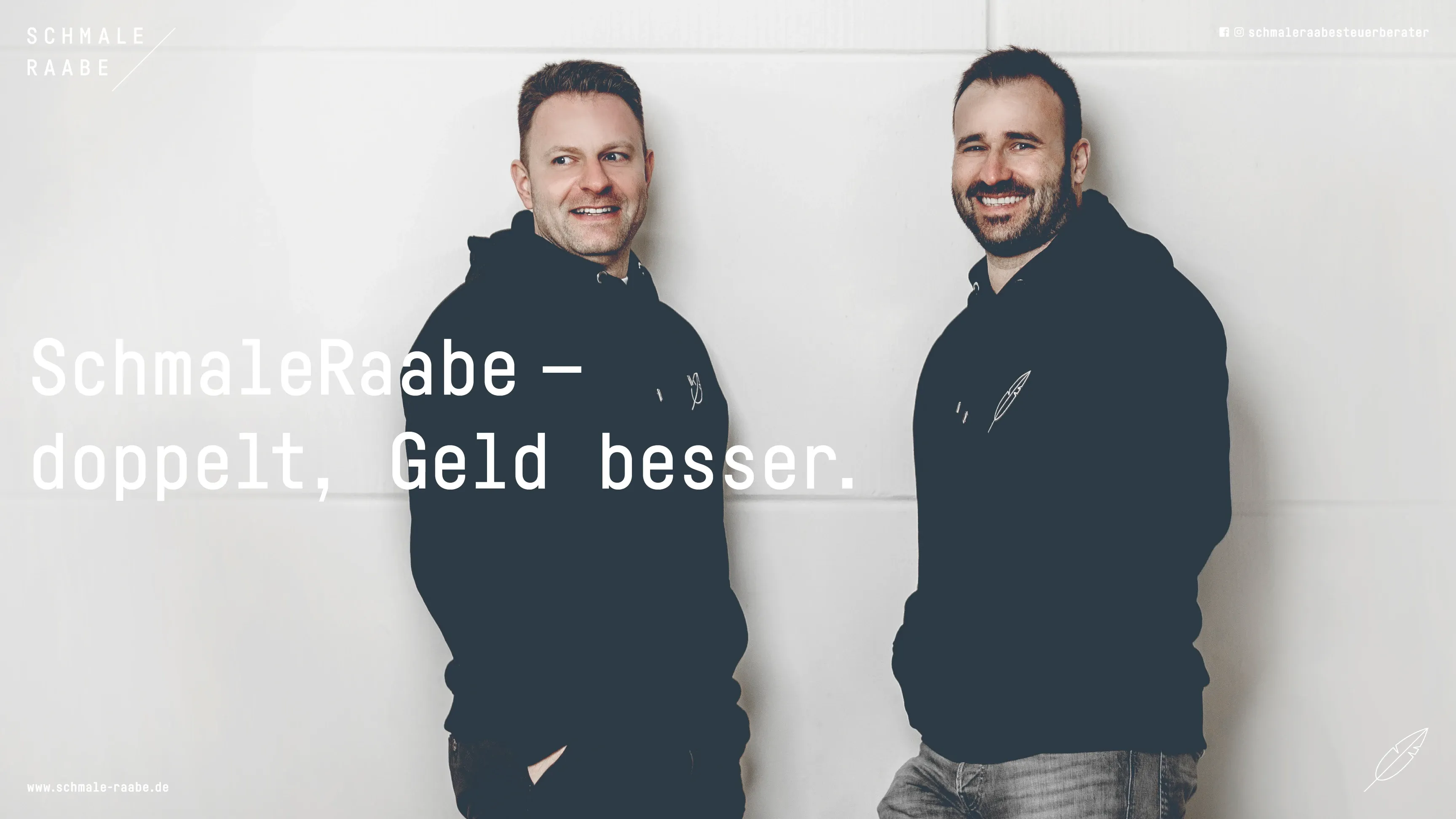 Zwei lächelnde Personen in schwarzen Hoodies vor heller Wand; Text: „SchmaleRaabe – doppelt, Geld besser“