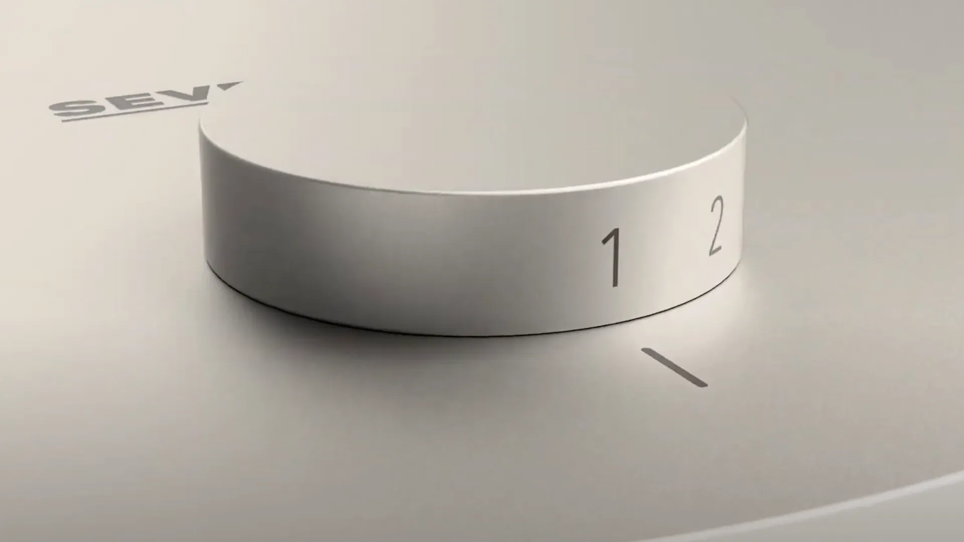 Nahaufnahme eines silbernen Drehknopfs mit Skala 1–2