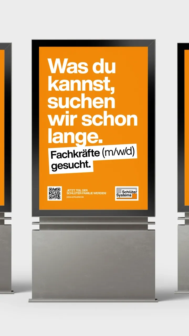 Orange Werbeplakat mit der Aufschrift „Was du kannst, suchen wir schon lange. Fachkräfte (m/w/d) gesucht“, QR-Code und Schlüter-Systems-Logo