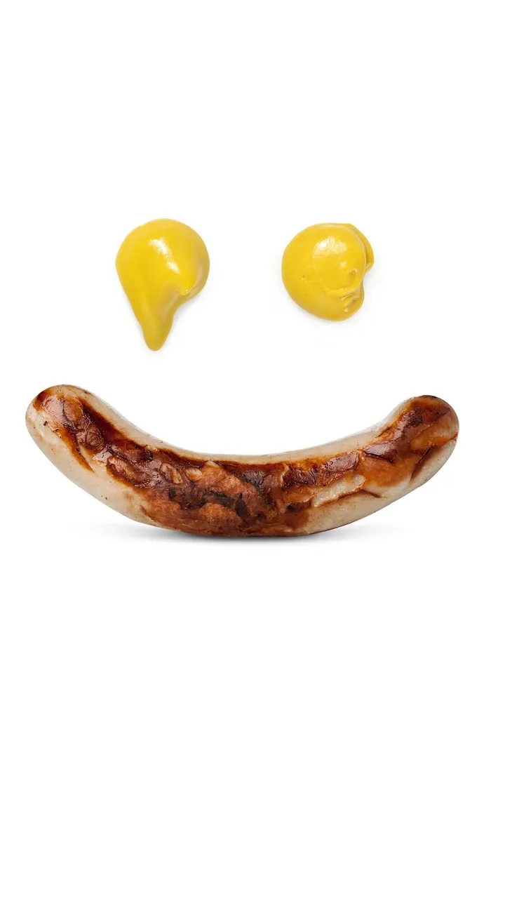Smiley aus Bratwurst und Senf auf weißem Hintergrund
