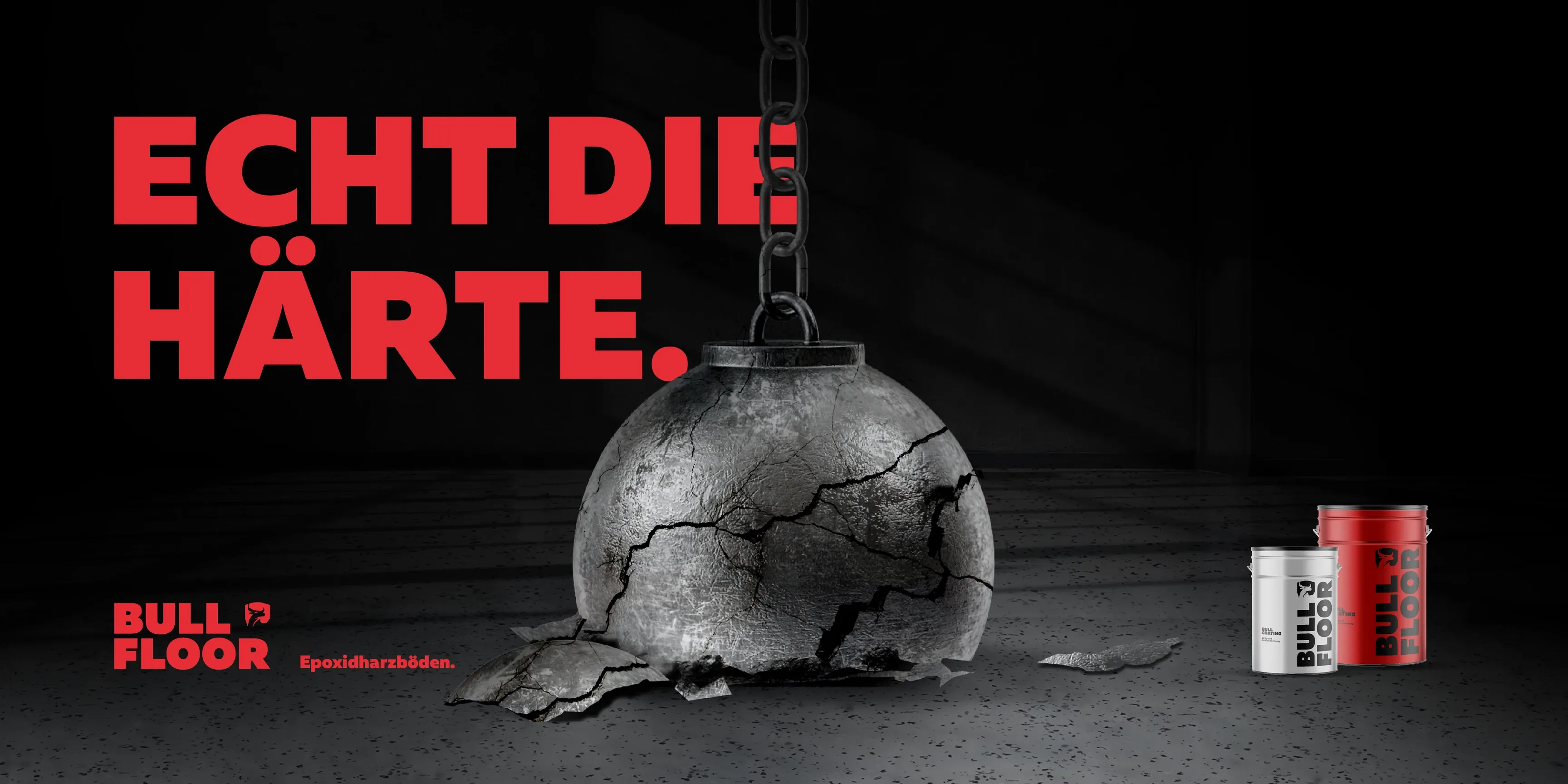 Gesprungene Abrisskugel an Kette vor dunklem Hintergrund; links roter Schriftzug „ECHT DIE HÄRTE“, rechts zwei Dosen Bull Floor