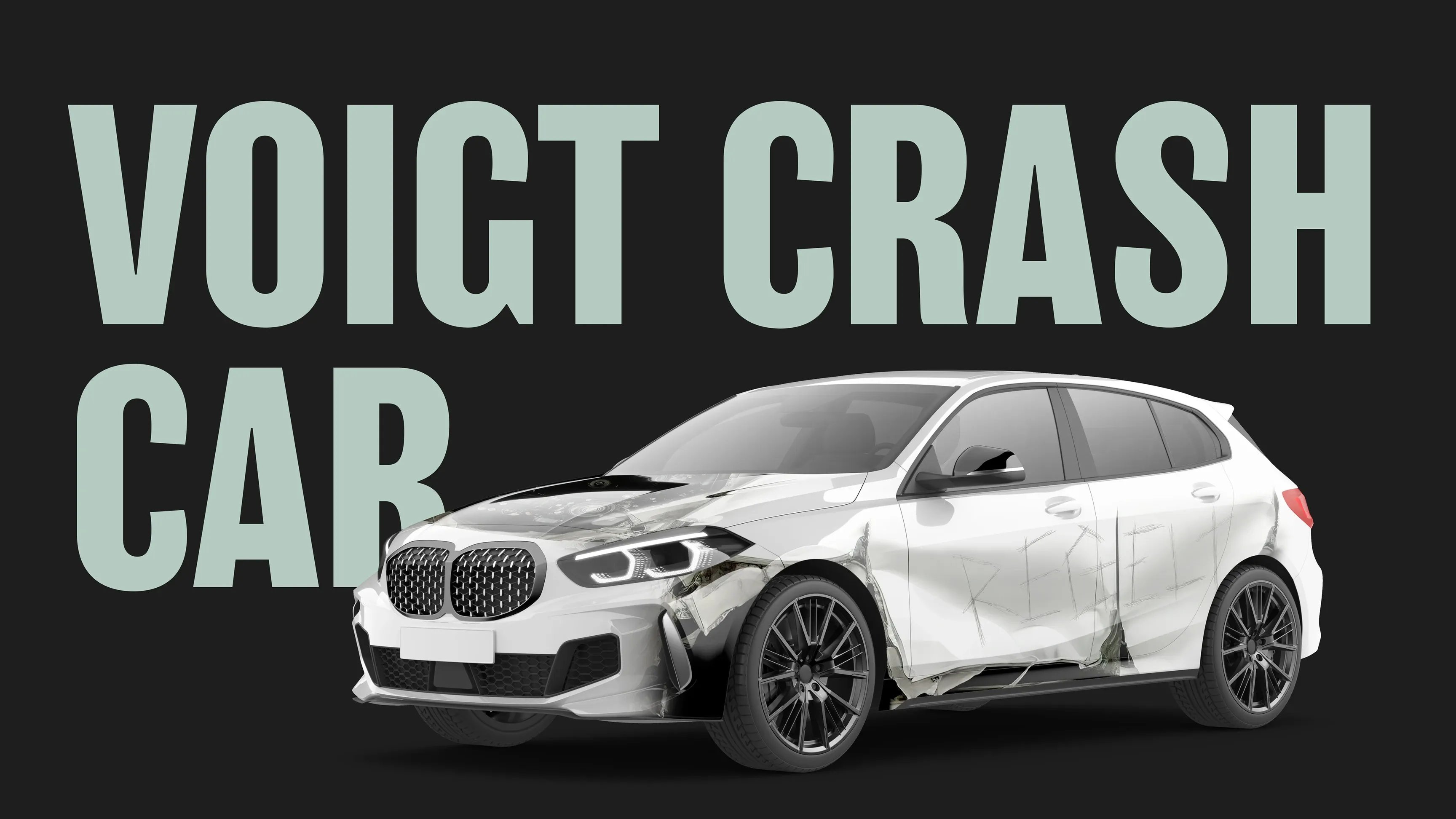 Weißes, stark beschädigtes Auto vor schwarzem Hintergrund mit großem Text „VOIGT CRASH CAR“