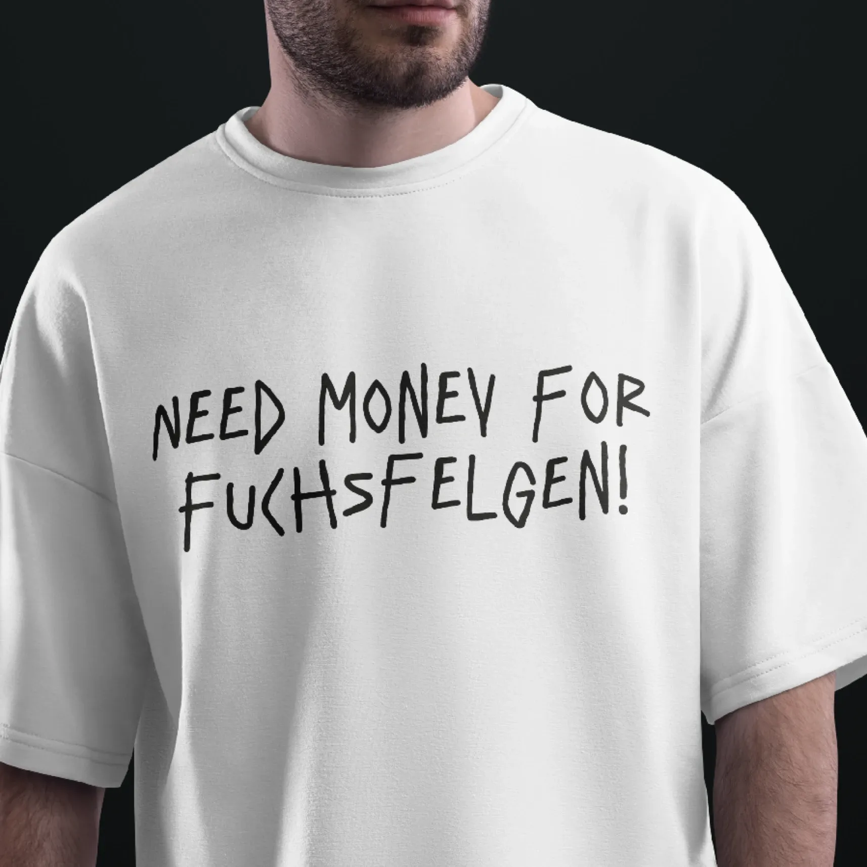 Person in weißem T-Shirt mit Aufdruck "NEED MONEY FOR FUCHSFELGEN!"
