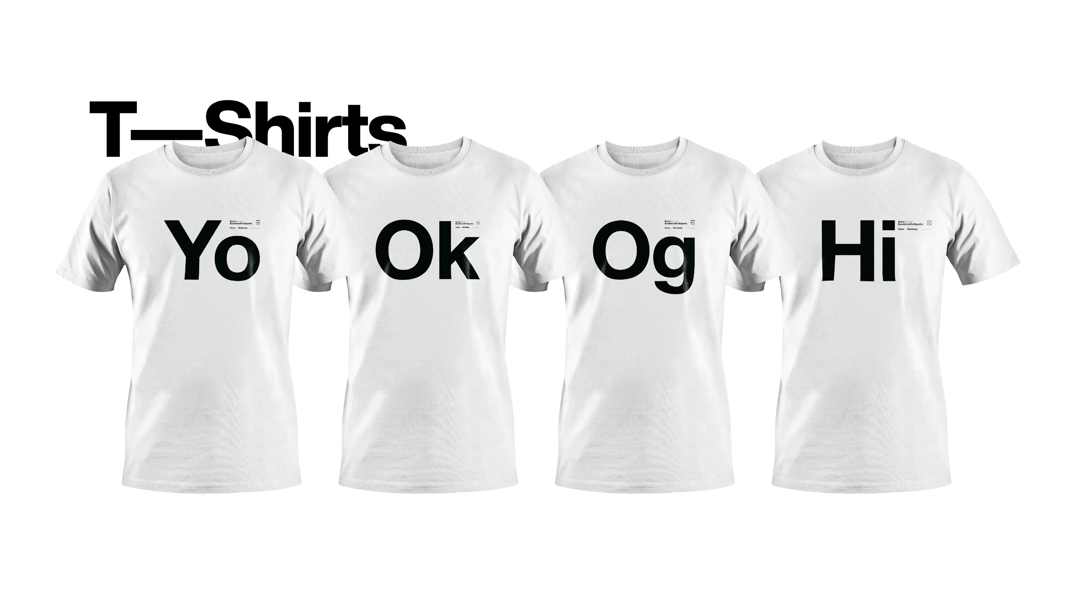 Vier weiße T-Shirts mit den Aufschriften Yo, Ok, Og und Hi