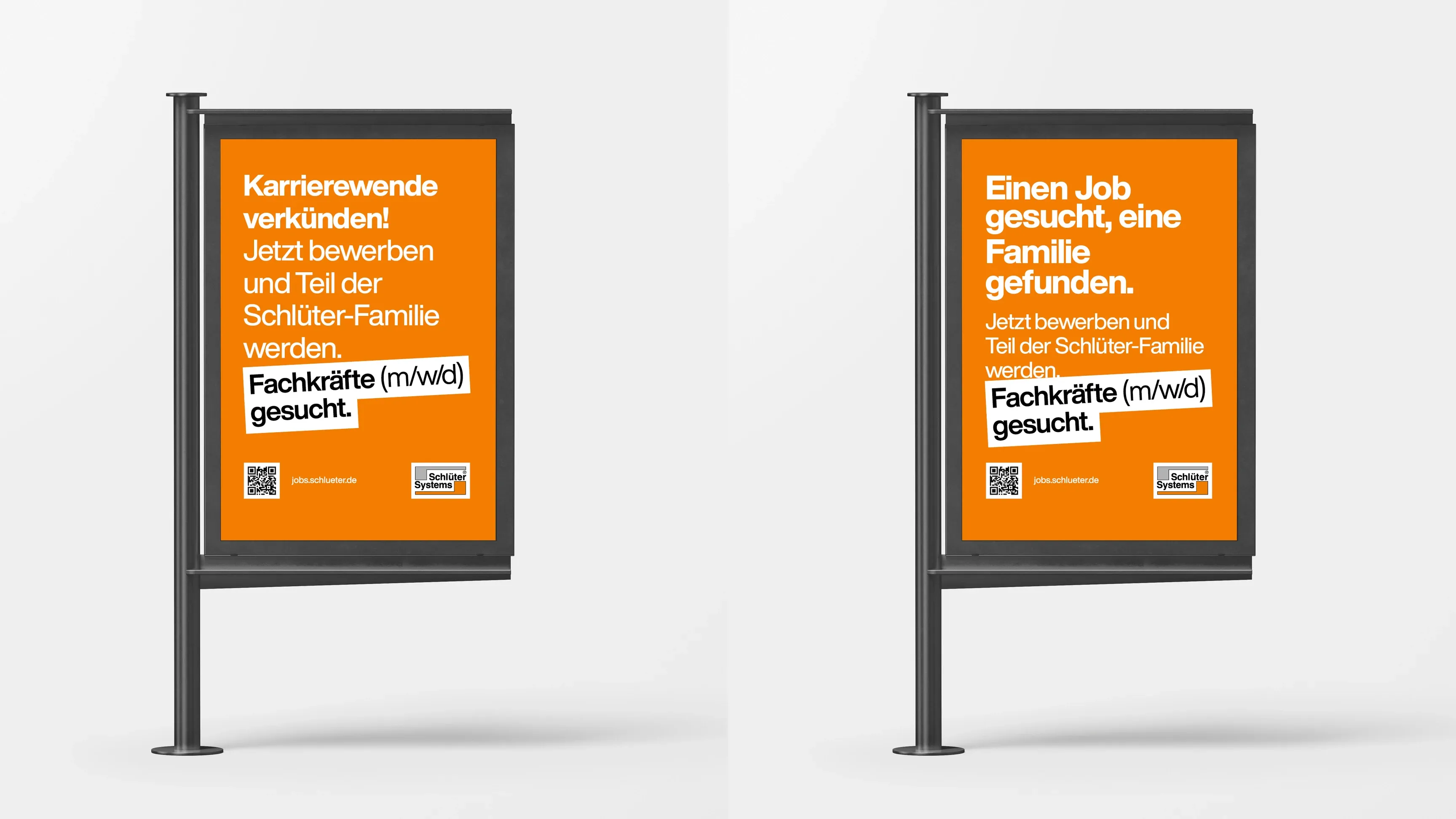 Zwei orange Recruiting‑Plakate mit den Slogans „Karrierenwende verkündet!“ und „Einen Job gesucht, eine Familie gefunden“, QR‑Code und Hinweis „Fachkräfte (m/w/d) gesucht“