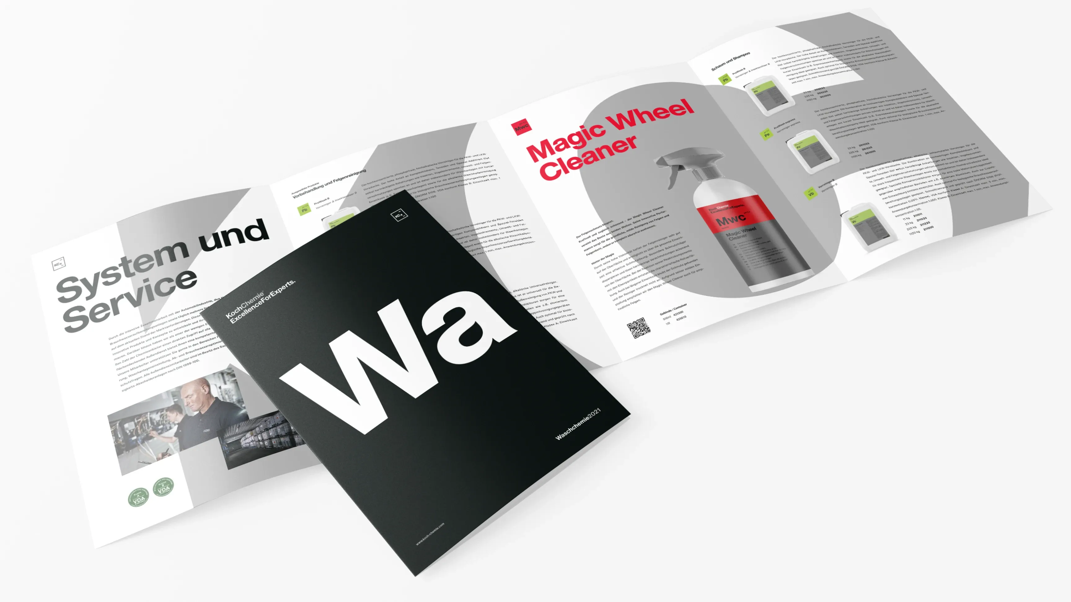 Aufgeklappte Produktbroschüre mit Sprühflasche „Magic Wheel Cleaner“ und schwarzem Cover mit großem „Wa“