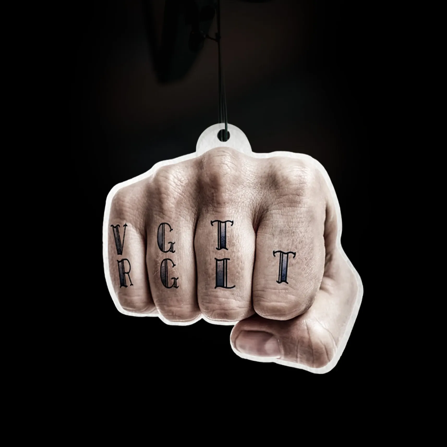 Hängender Anhänger in Form einer geballten Faust mit Buchstaben auf den Knöcheln vor schwarzem Hintergrund