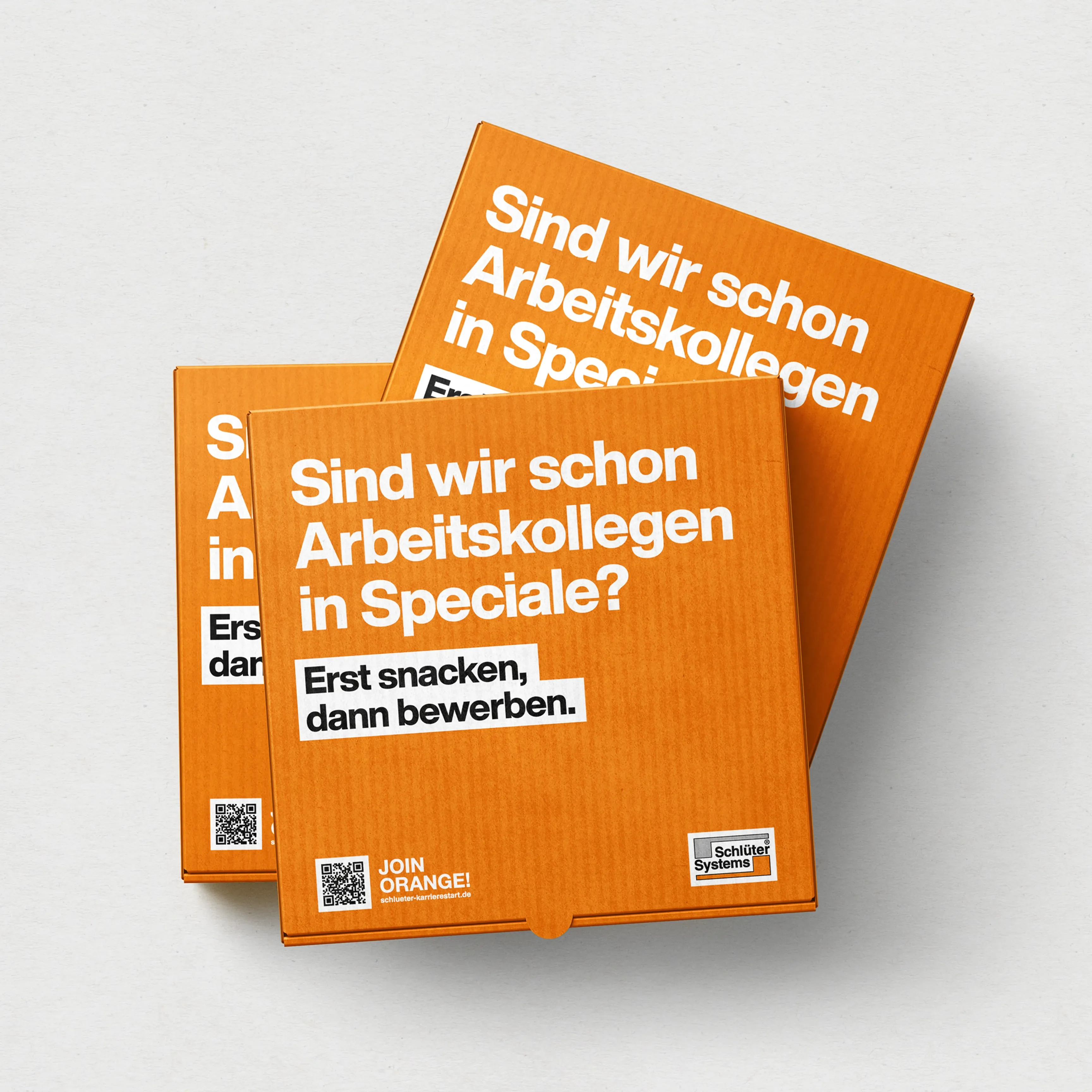 Drei übereinanderliegende orange Pizzakartons mit Aufdruck: „Sind wir schon Arbeitskollegen in Speciale? Erst snacken, dann bewerben“, dazu QR-Code und Logos