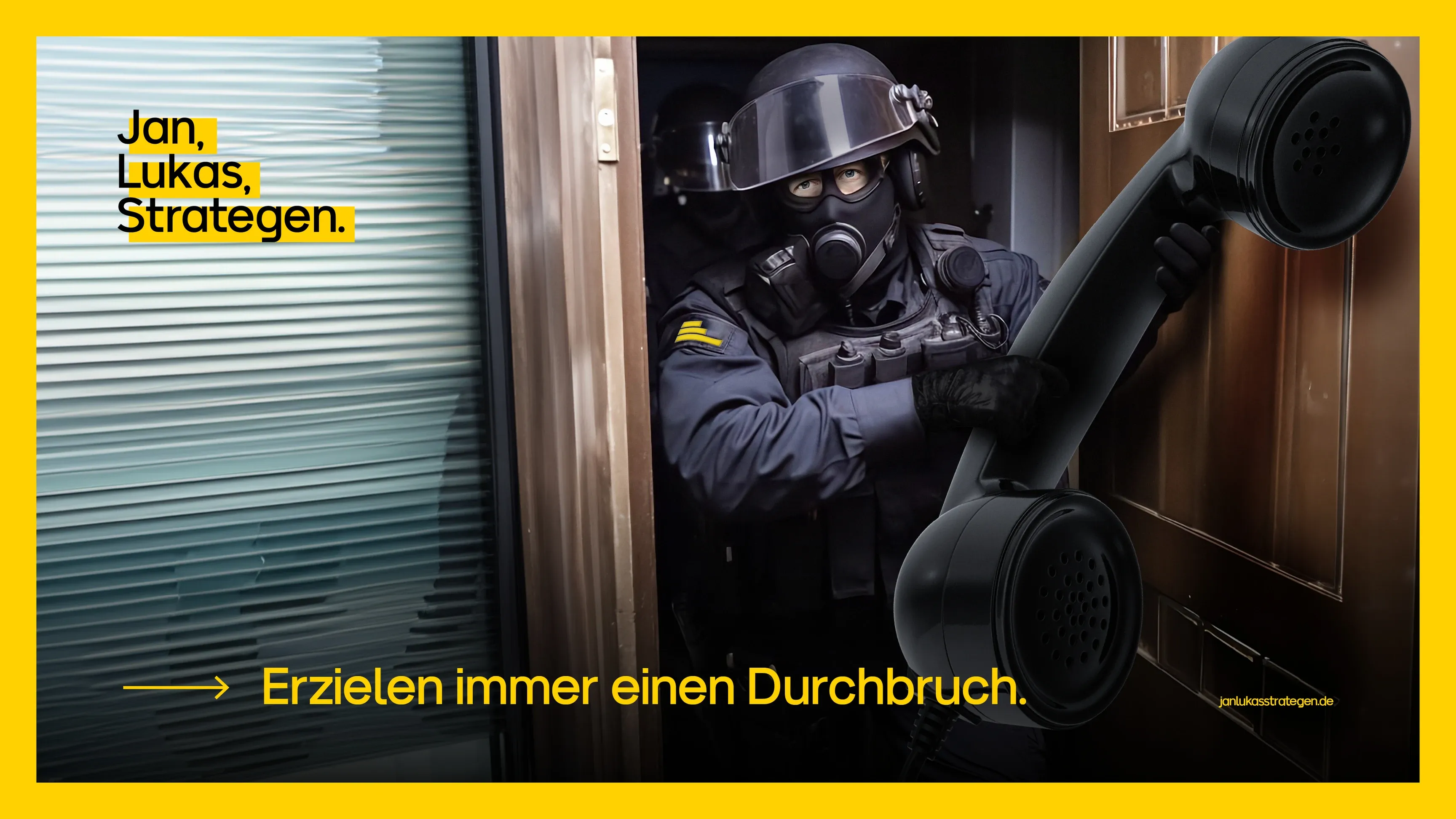 Werbemotiv mit einer Person in Schutzkleidung und Helm, die eine Tür öffnet und einen überdimensionalen Telefonhörer hält. Text: „Jan, Lukas, Strategen. Erzielen immer einen Durchbruch."