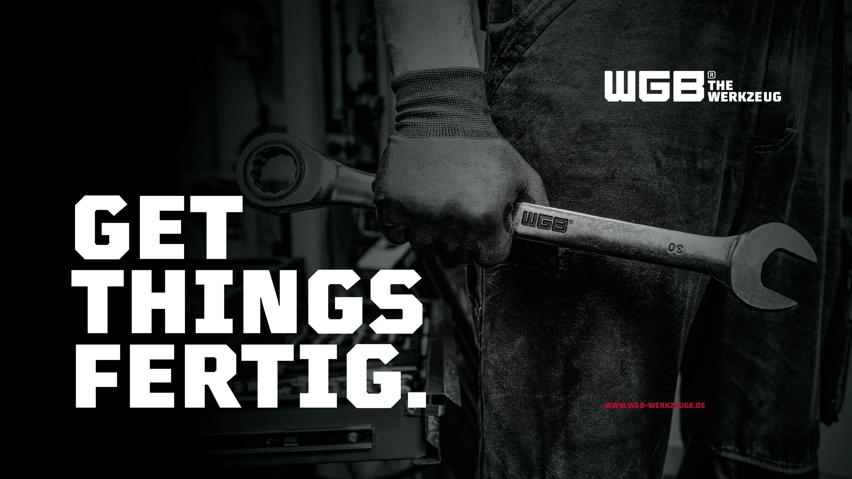 Schwarzweiß: behandschuhte Hand hält Schraubenschlüssel, links der Text 'GET THINGS FERTIG', WGB-Logo rechts oben