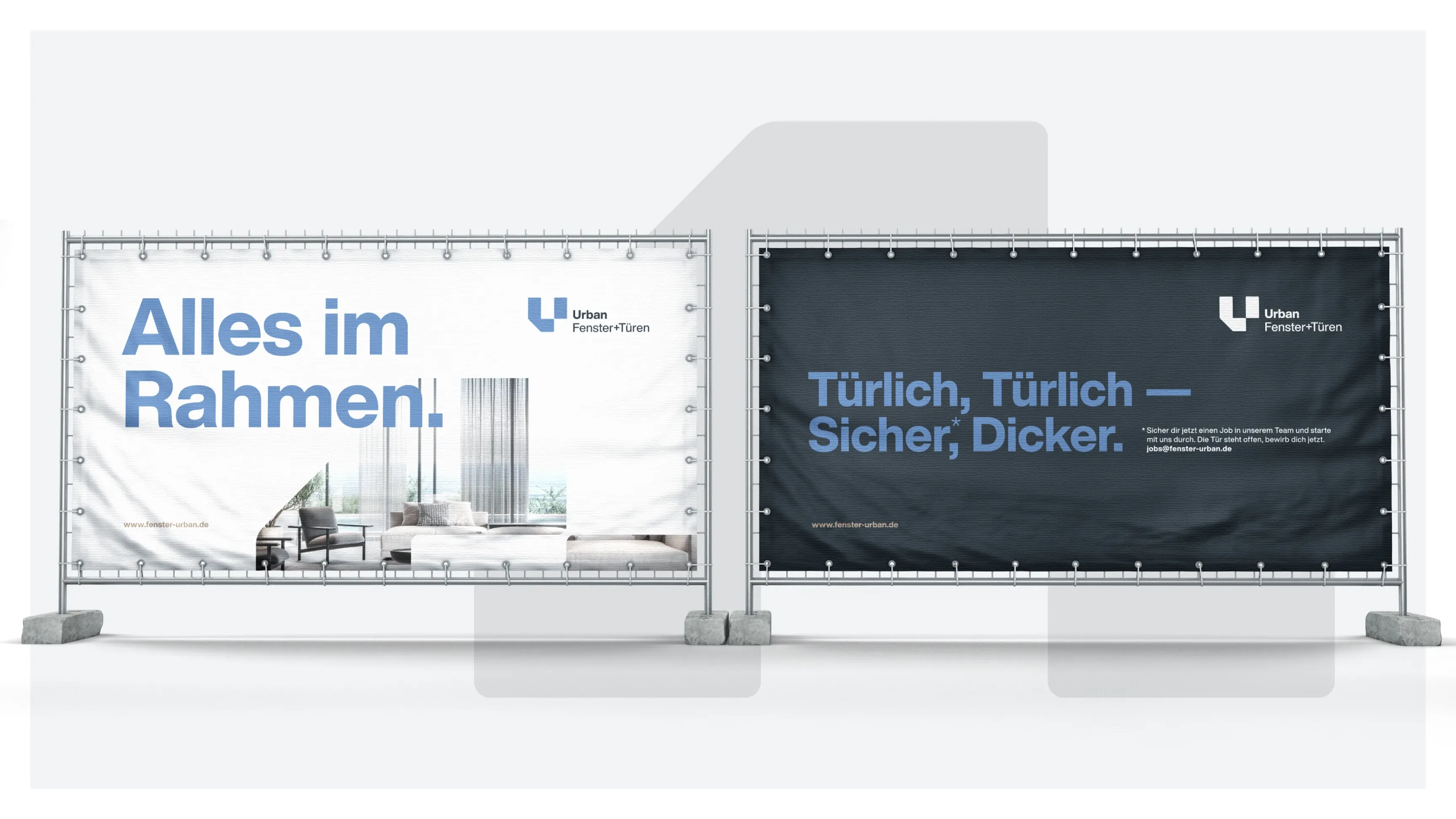 Zwei Bauzaun-Banner mit Werbung für Urban Fenster+Türen; links weiß mit „Alles im Rahmen“, rechts dunkel mit „Türlich, Türlich — Sicher, Dicker“