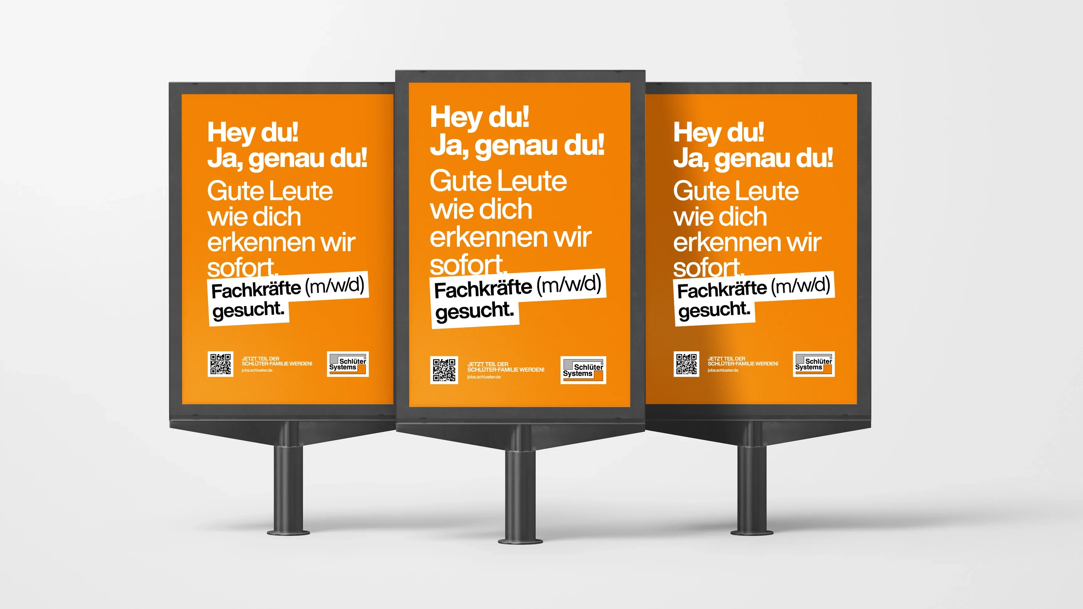 Drei orange Recruiting‑Plakate mit weißer Schrift „Hey du! Ja, genau du! Fachkräfte (m/w/d) gesucht“ und QR‑Codes auf weißem Hintergrund