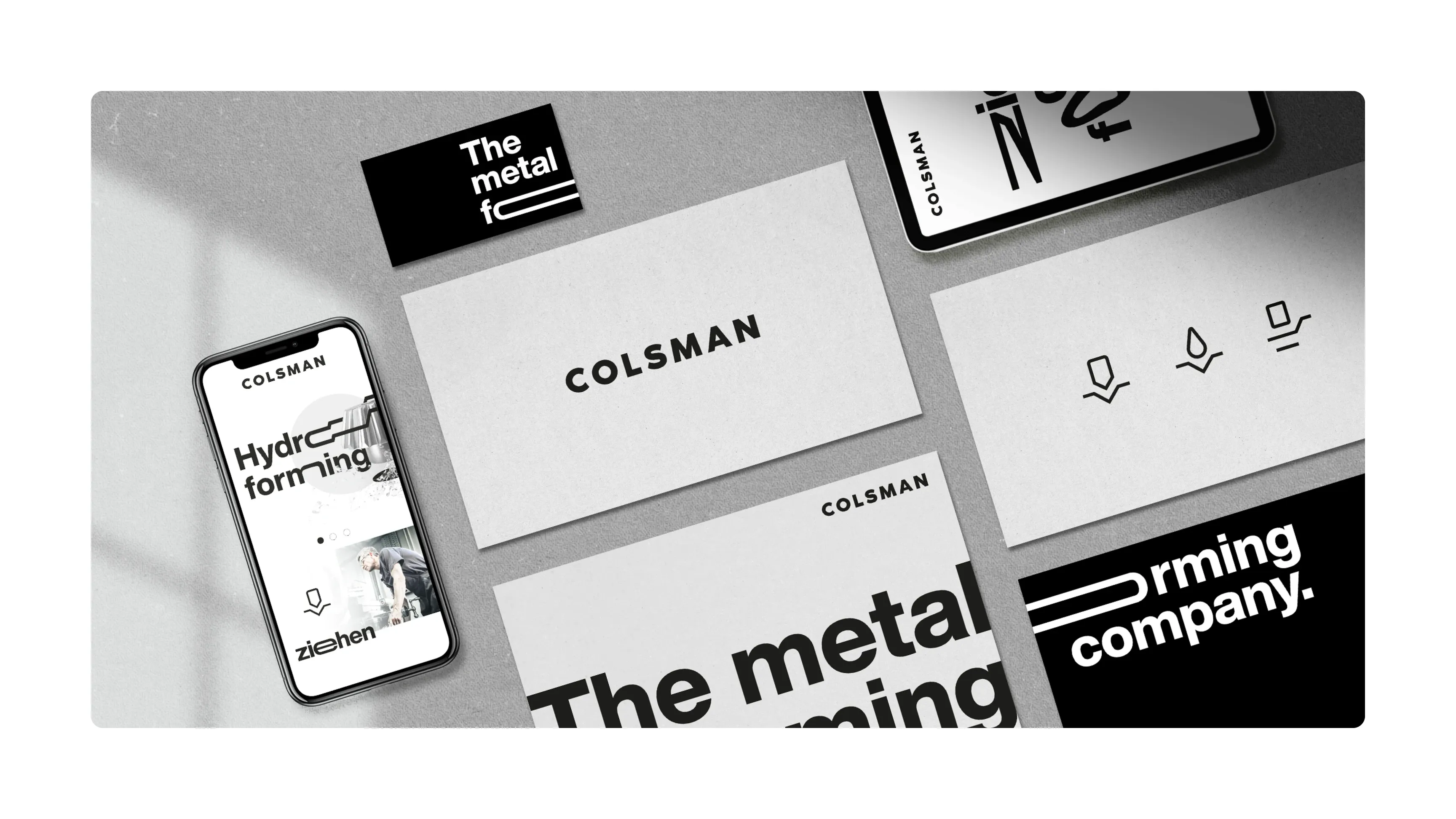 Schwarz-weißes Branding-Mockup mit COLSMAN-Logo auf Karten, Smartphone und typografischen Flächen