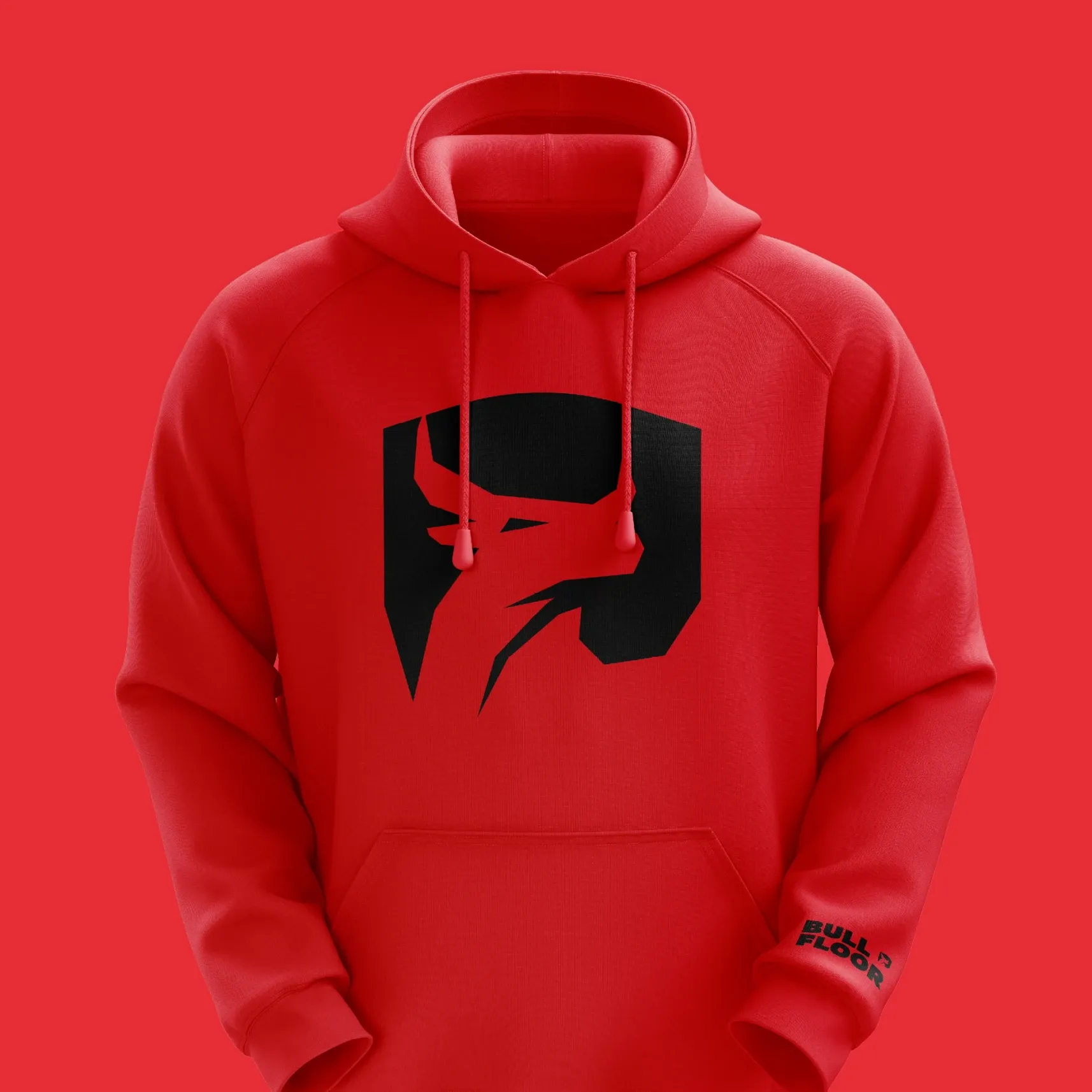 Roter Kapuzenpullover mit schwarzem, stilisiertem Stierkopf-Logo auf der Brust