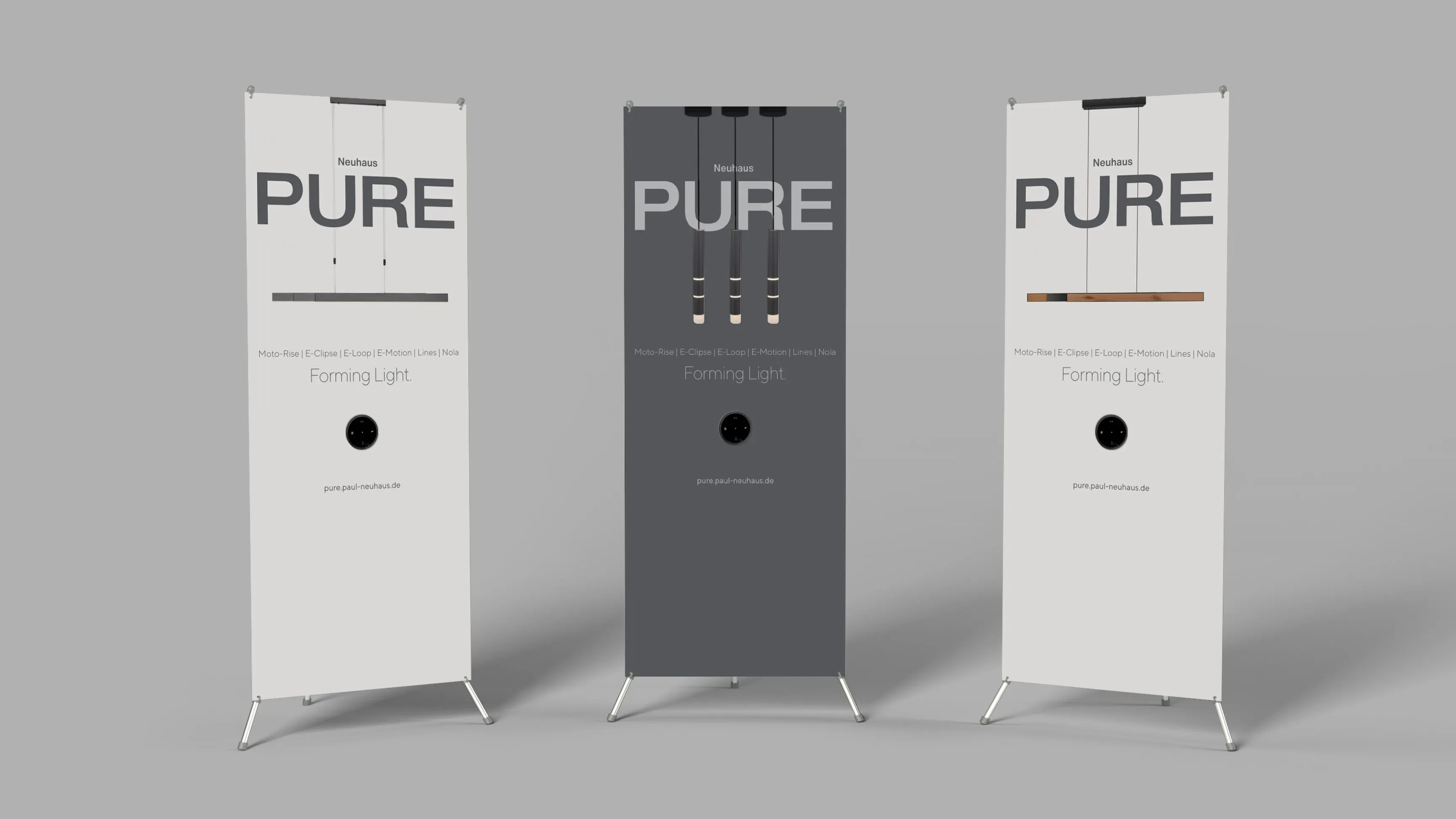 Drei nebeneinanderstehende Roll-up-Banner mit der Aufschrift PURE, das mittlere dunkelgrau, die beiden äußeren weiß