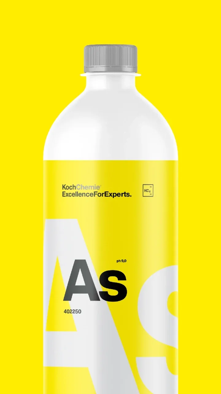 Weiße Kunststoffflasche mit gelbem KochChemie-Etikett und großem Aufdruck „As“ vor gelbem Hintergrund