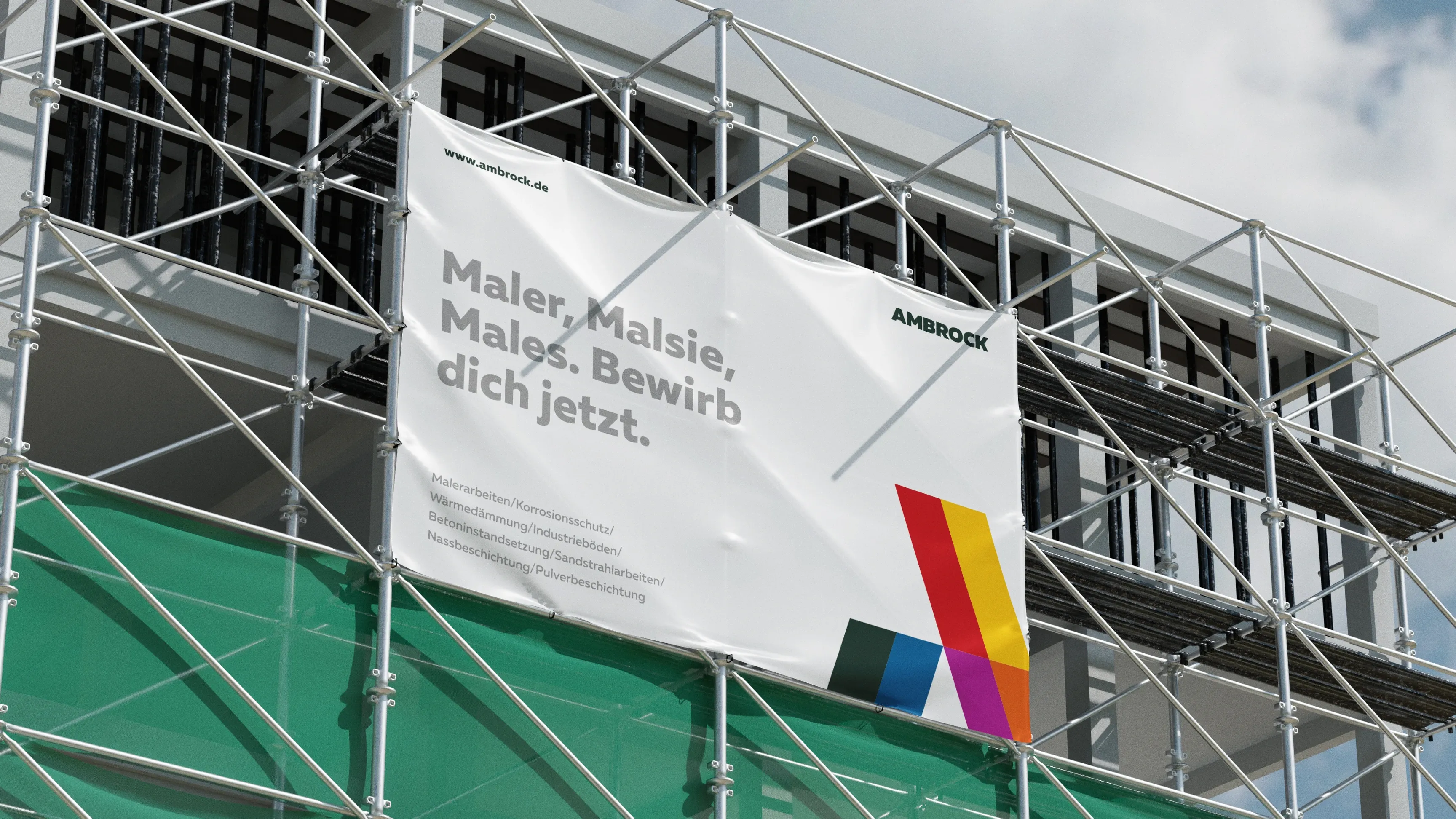 Gerüstetes Gebäude mit Recruiting-Banner für Maler, Text „Bewirb dich jetzt“
