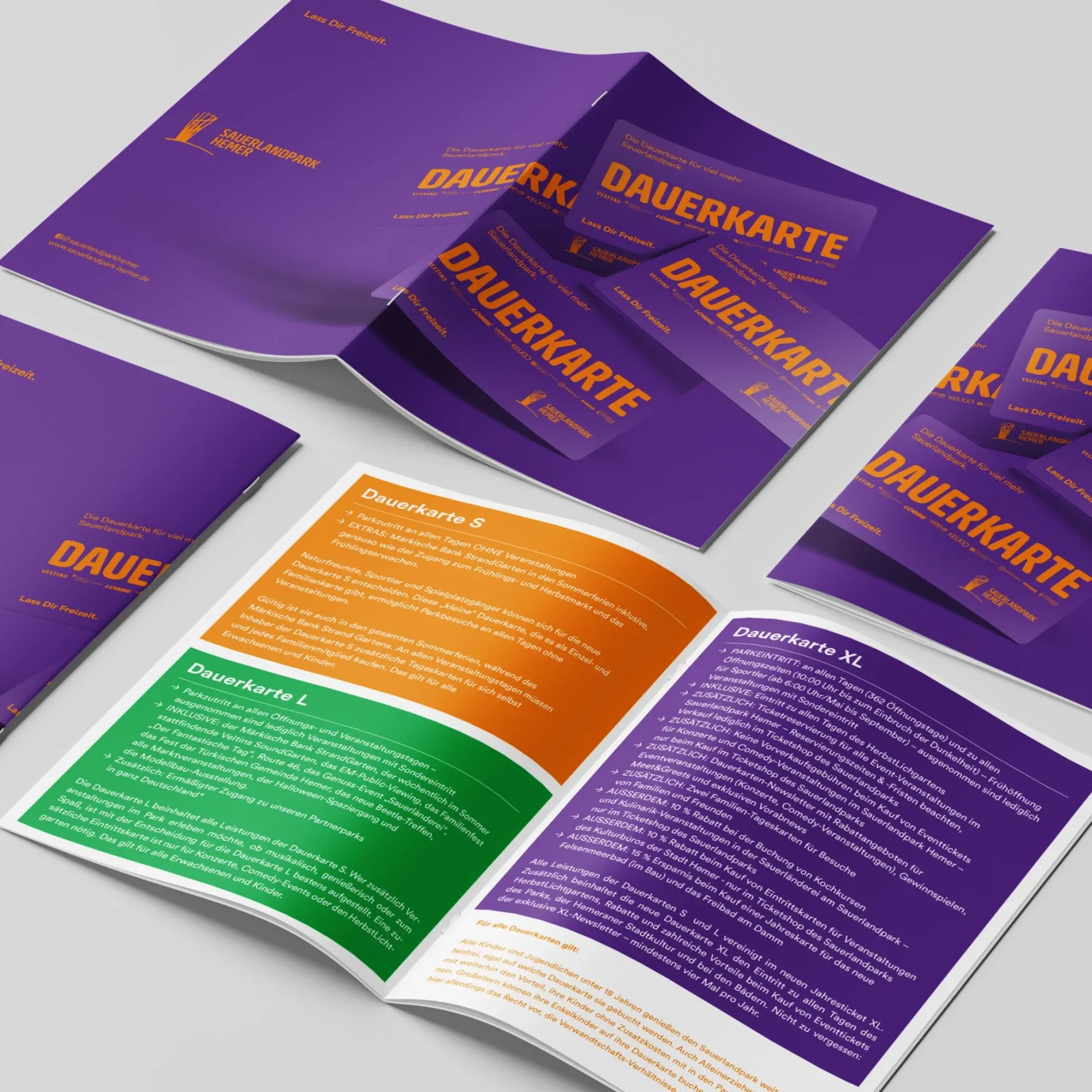 Layout-Präsentation von lila Broschüren und Karten mit der Aufschrift 'Dauerkarte' und farbigen Infoseiten