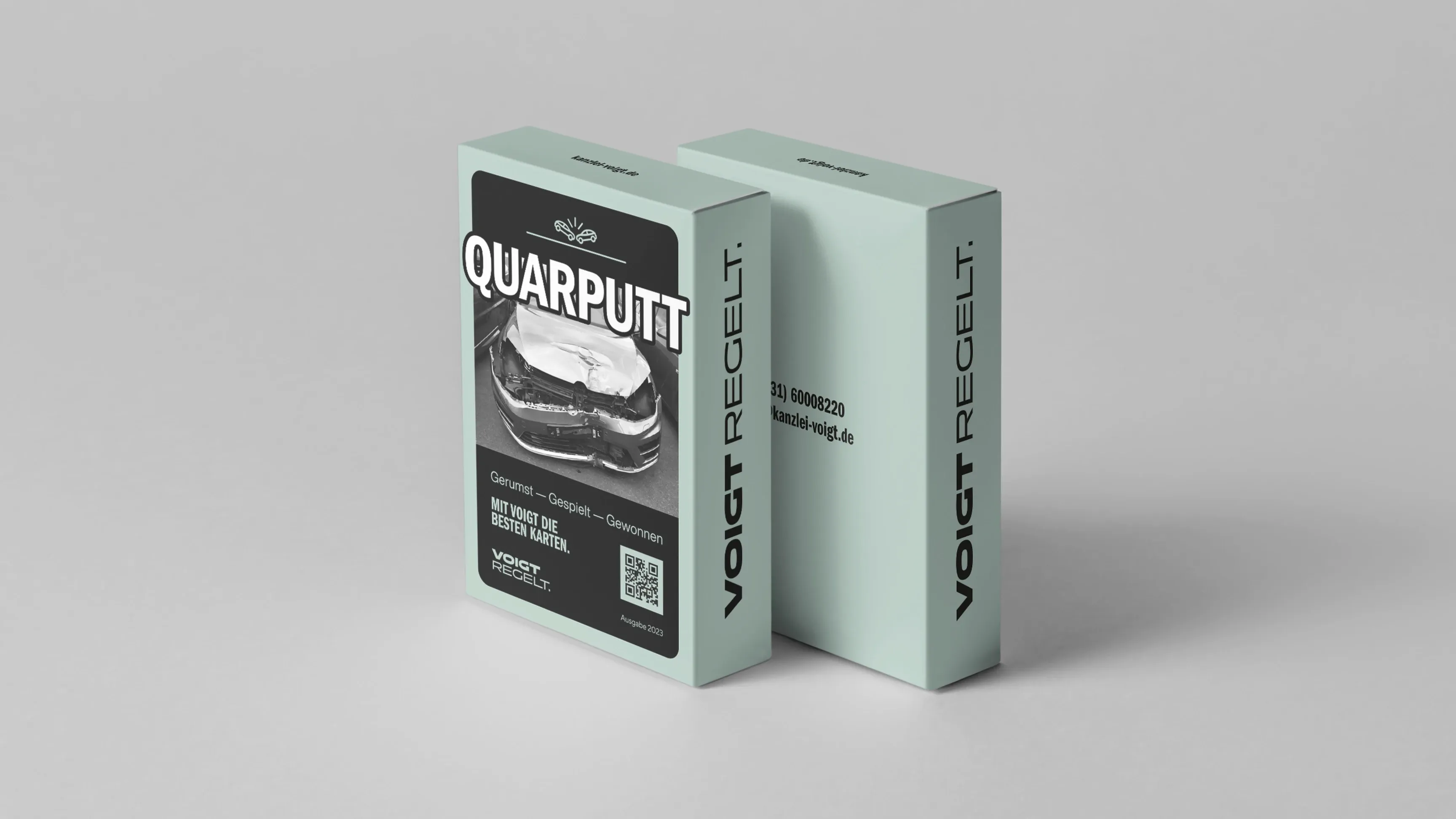Zwei mintgrüne Verpackungsschachteln, eine mit schwarzem Frontetikett „QUARPUTT“ und Bild, die andere seitlich gedreht, auf grauem Hintergrund