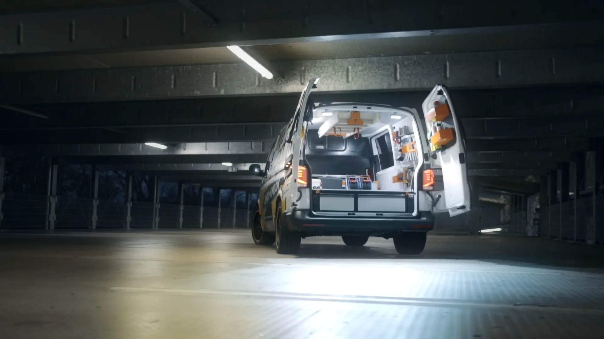 Rettungswagen mit geöffneten Hecktüren in einem Parkhaus, Innenraum hell beleuchtet