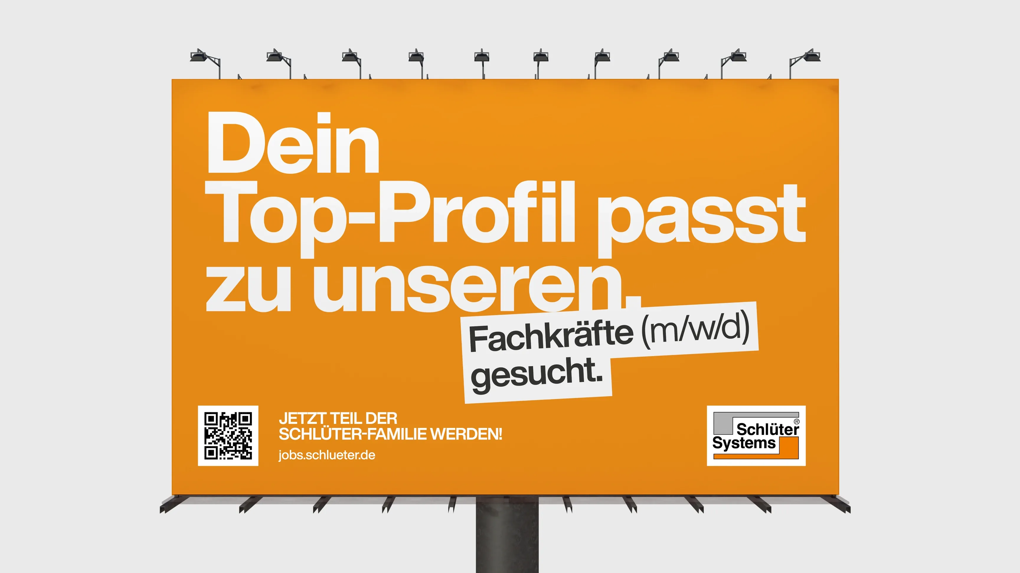 Orange Werbeplakat von Schlüter-Systems mit Text „Dein Top-Profil passt zu unseren. Fachkräfte (m/w/d) gesucht“ und QR-Code