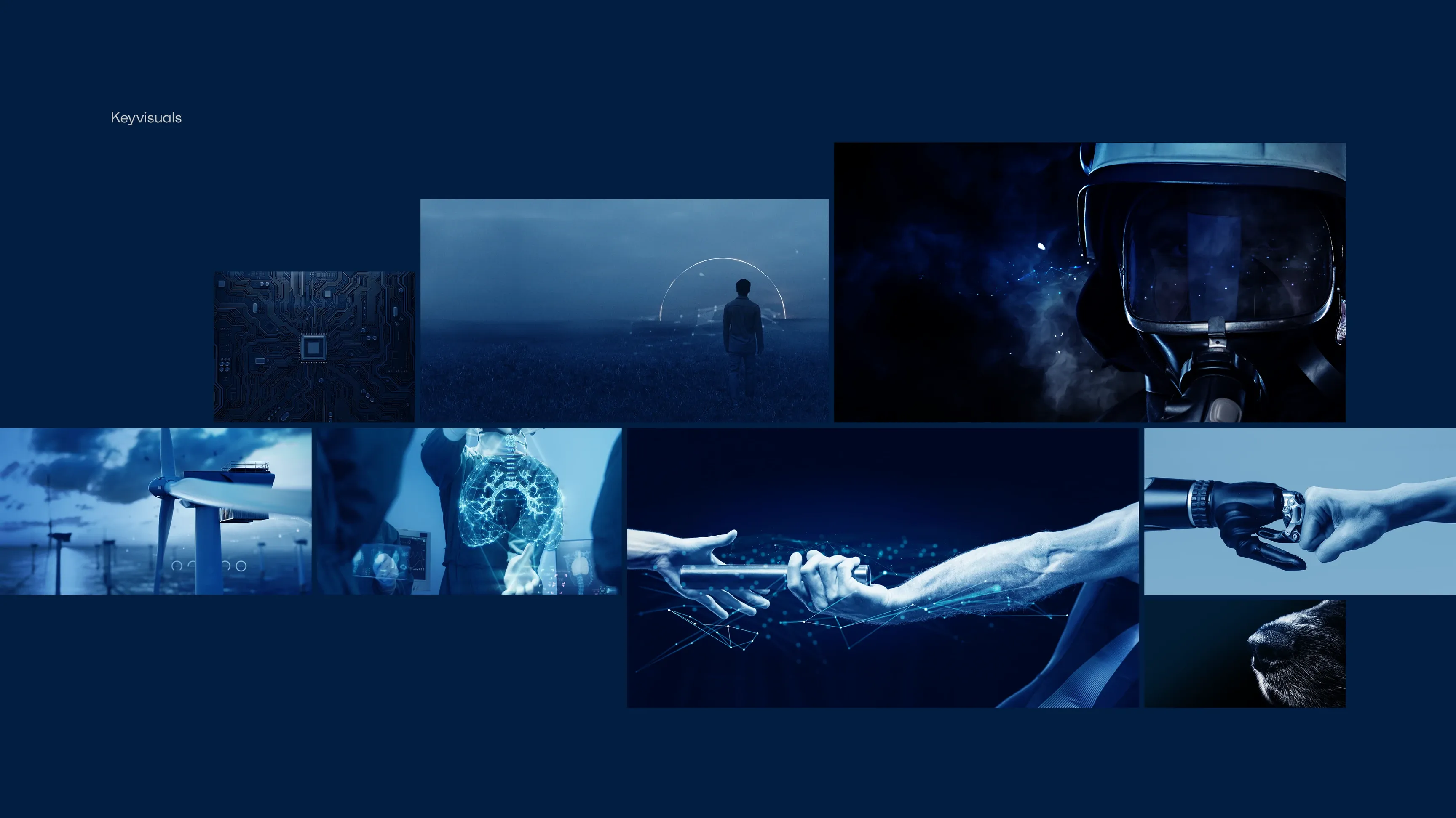 Blaue Tech-Collage: Mikrochip, Person im Nebel, Helm mit Visier, Windrad, digitales Gehirn, menschliche und robotische Hand berühren sich