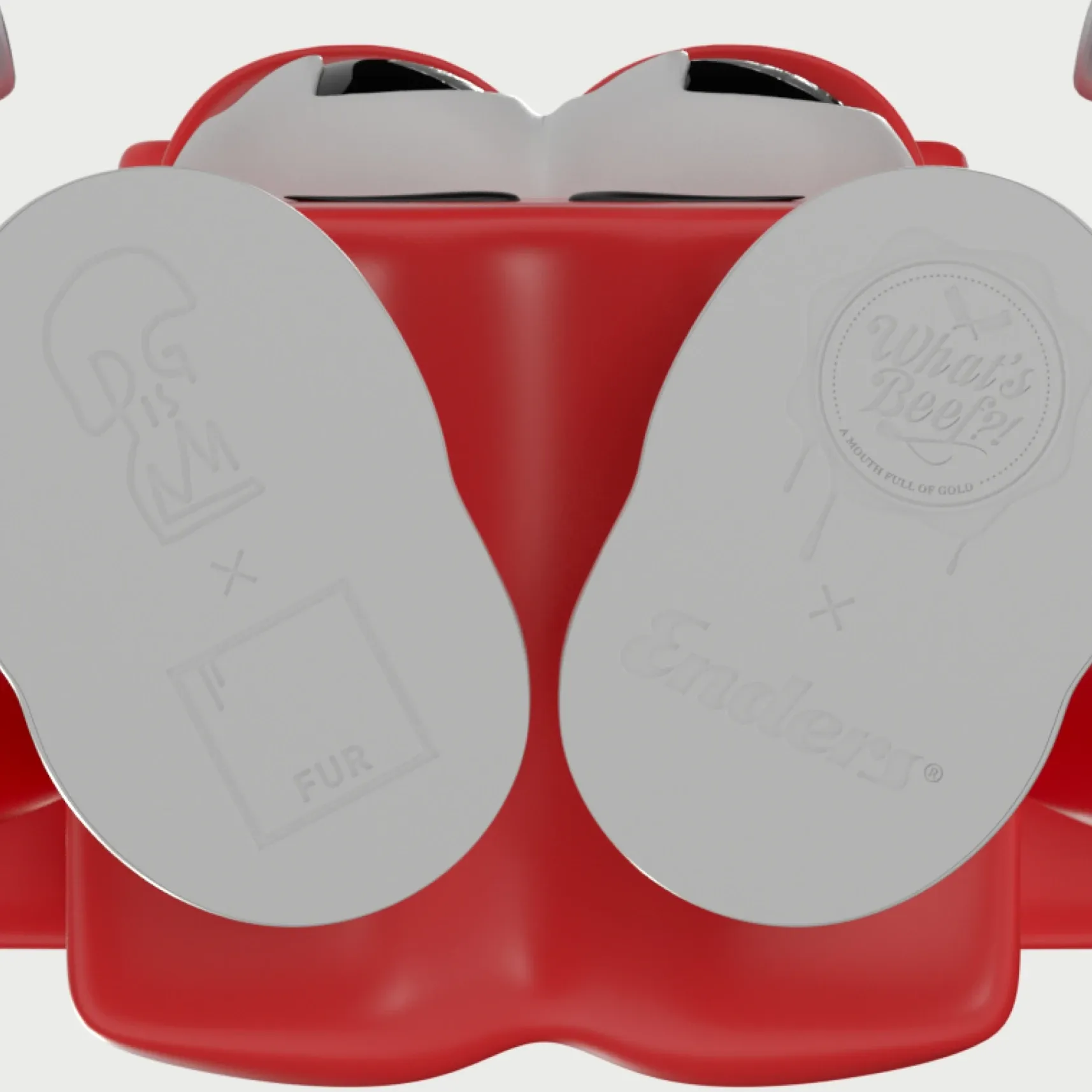 Nahaufnahme eines roten Kunststoffobjekts mit zwei grauen ovalen Flächen mit geprägten Logos