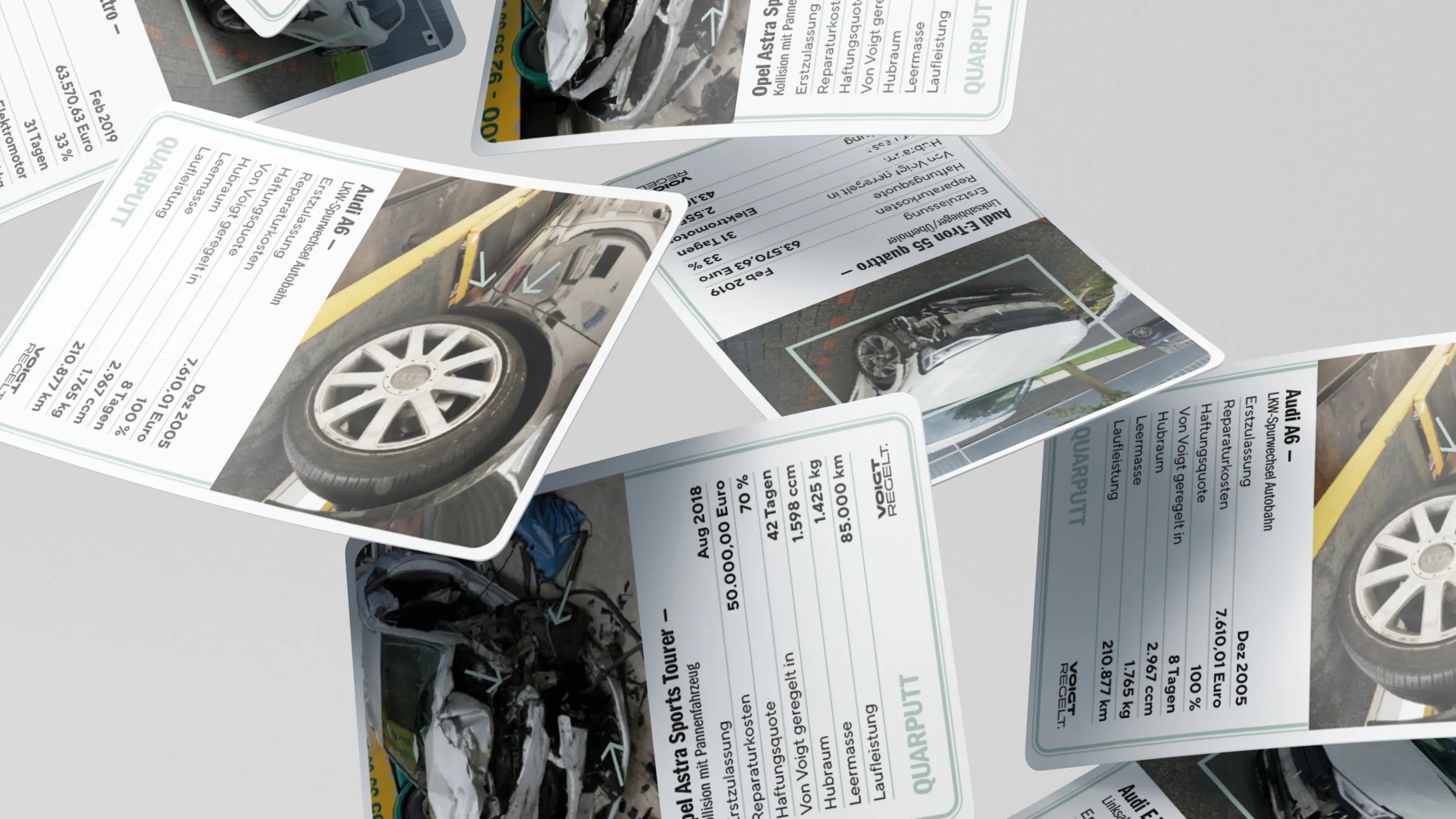 Verstreute Auto-Quartettkarten mit Fahrzeugfotos und technischen Daten auf hellem Hintergrund
