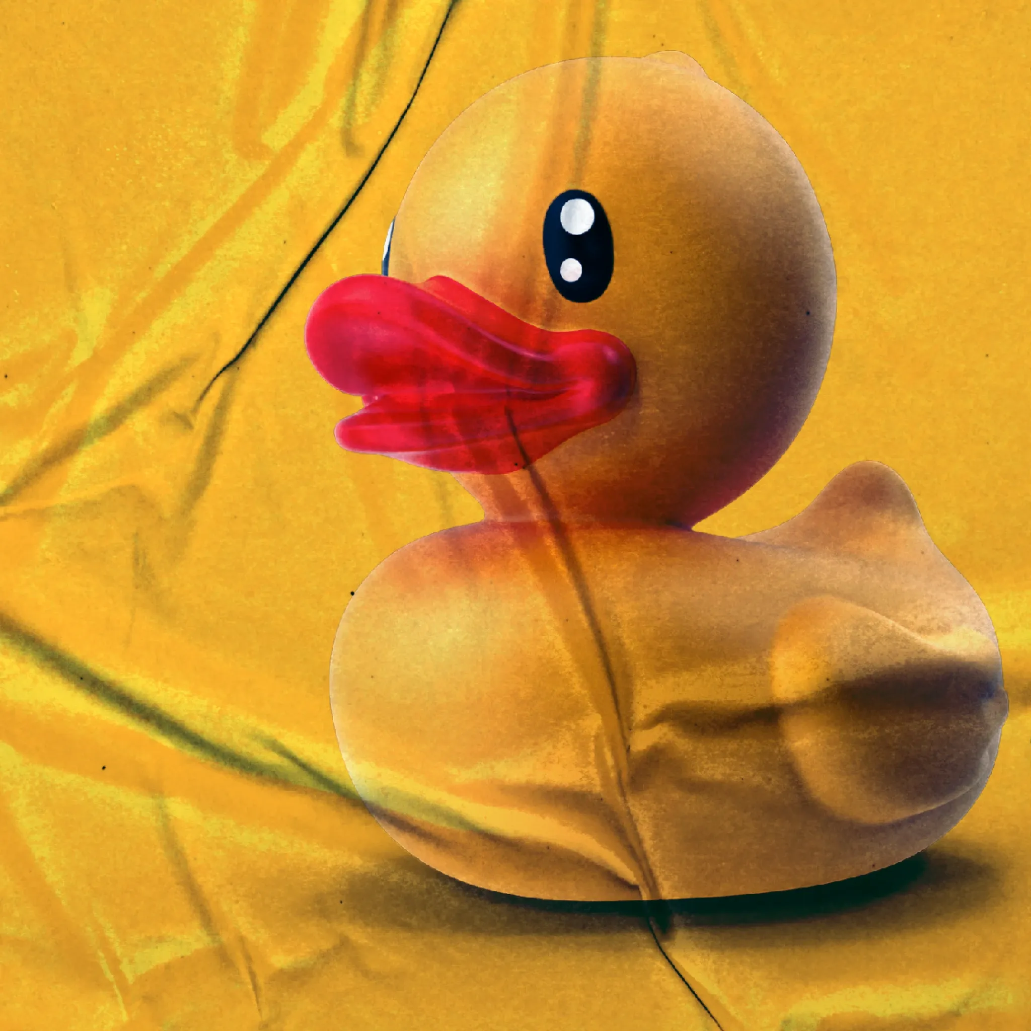 Gelbe Gummiente mit rotem Schnabel auf zerknittertem gelben Hintergrund