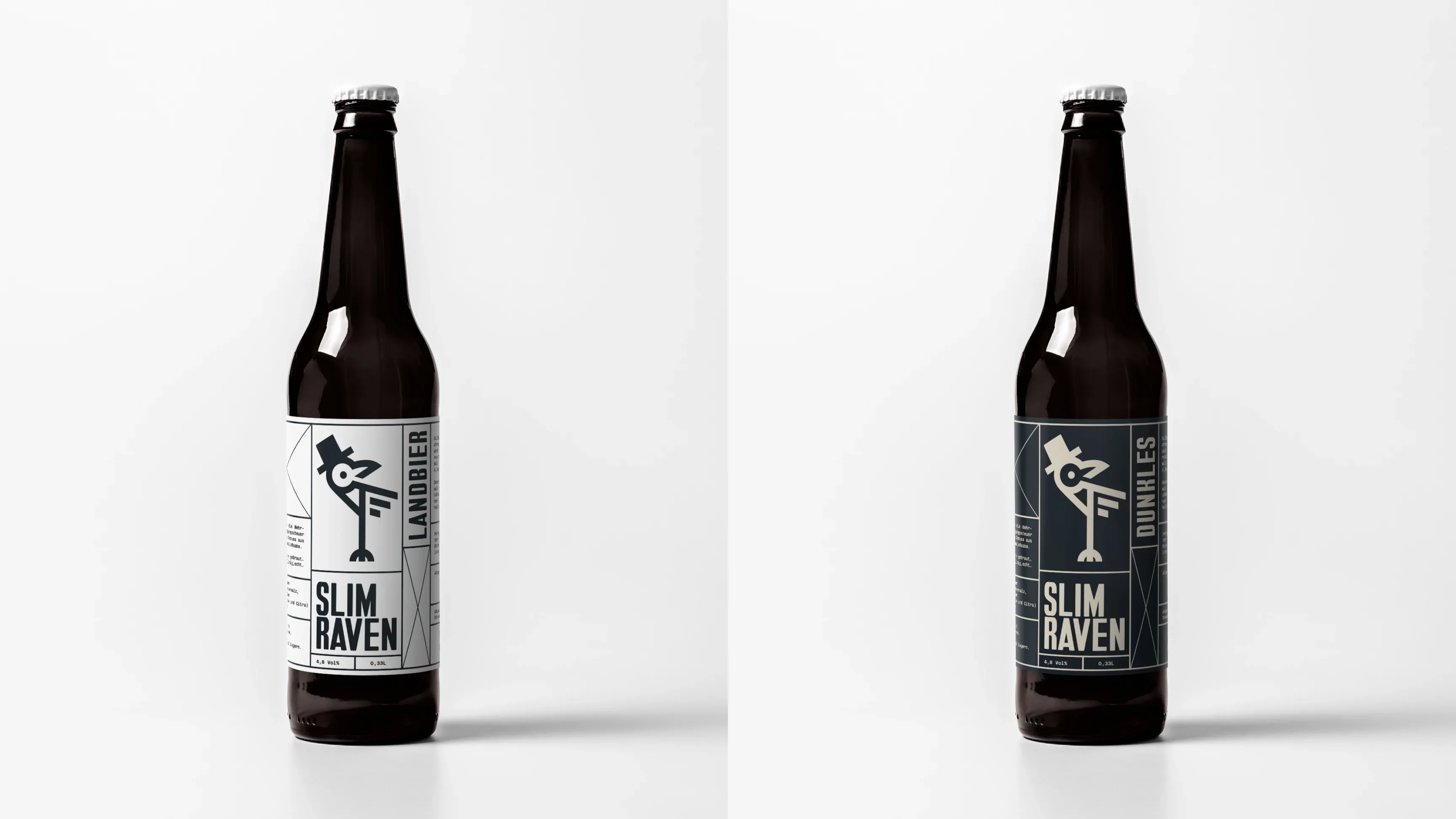 Zwei braune Glasflaschen mit Slim-Raven-Etiketten, links helles, rechts dunkles Label auf weißem Hintergrund