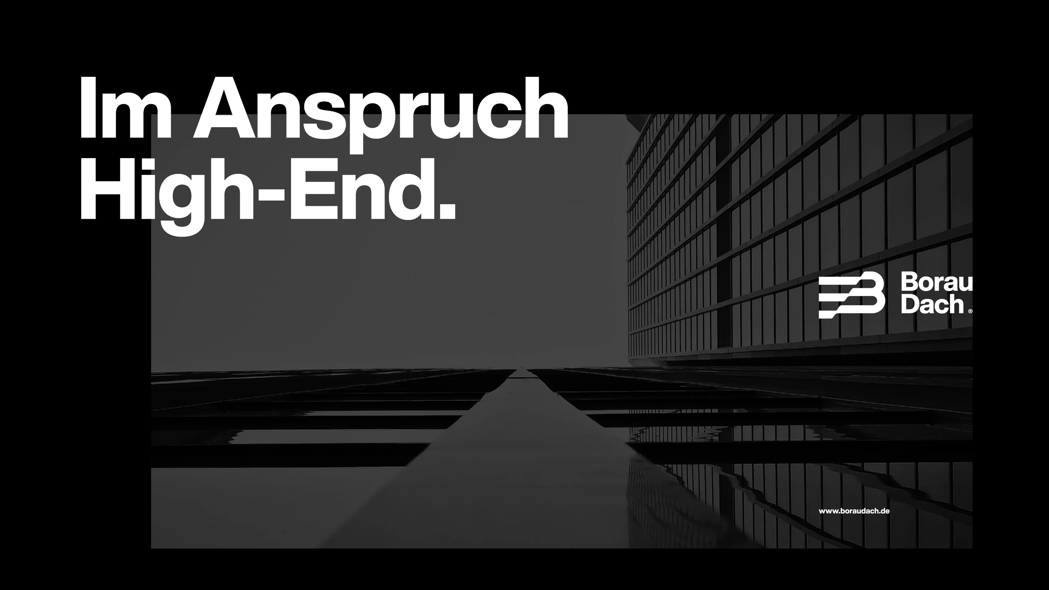 Schwarzweiß-Architekturfoto von Hochhausfassaden in Untersicht, Text: „Im Anspruch High-End.“ und Logo „Borau Dach“