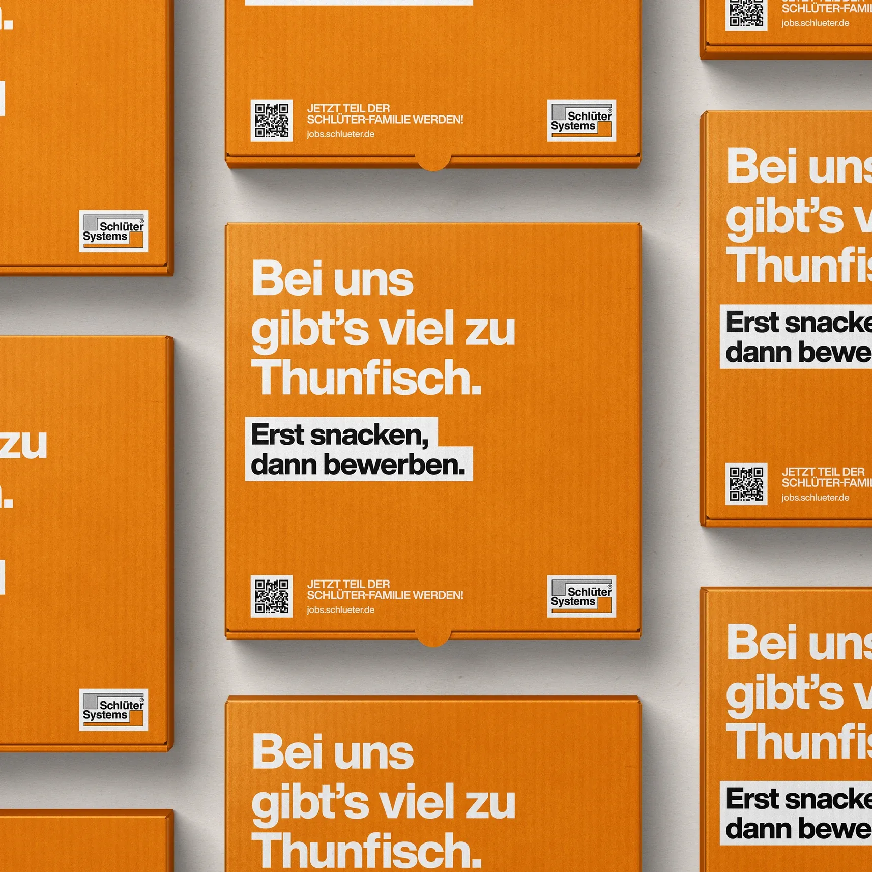 Mehrere orange Pizzakartons in Raster, beschriftet: Bei uns gibt’s viel zu Thunfisch. Erst snacken, dann bewerben, mit QR-Codes