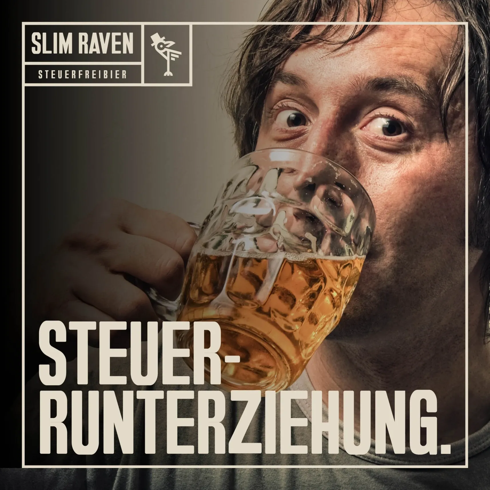 Mann trinkt aus einem Bierkrug; eingeblendeter Text: „SLIM RAVEN Steuerfreibier“ und „Steuer-Runterziehung“
