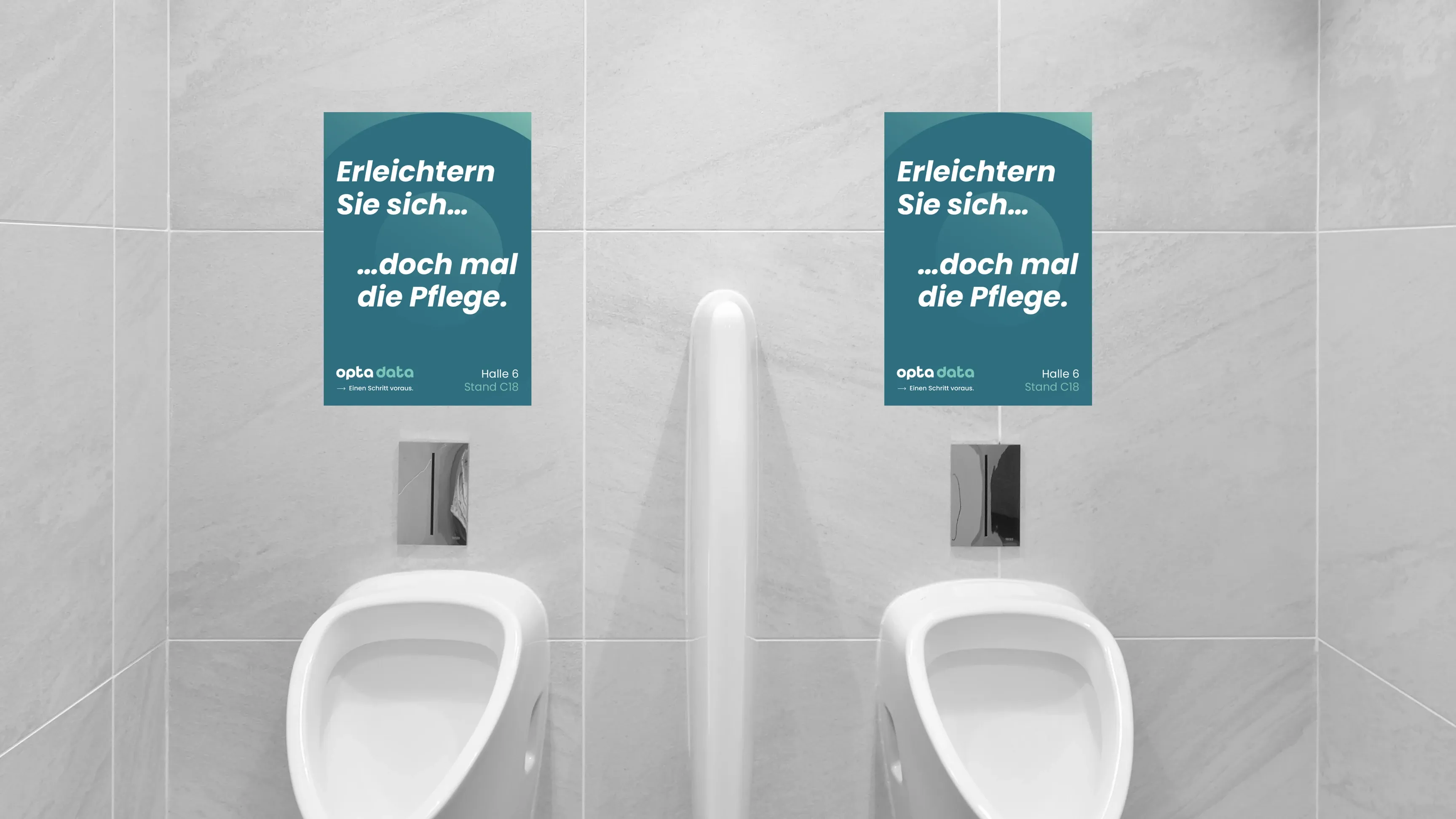 Zwei Urinale vor grauen Fliesen, darüber identische blaue Plakate mit dem Spruch „Erleichtern Sie sich … doch mal die Pflege“