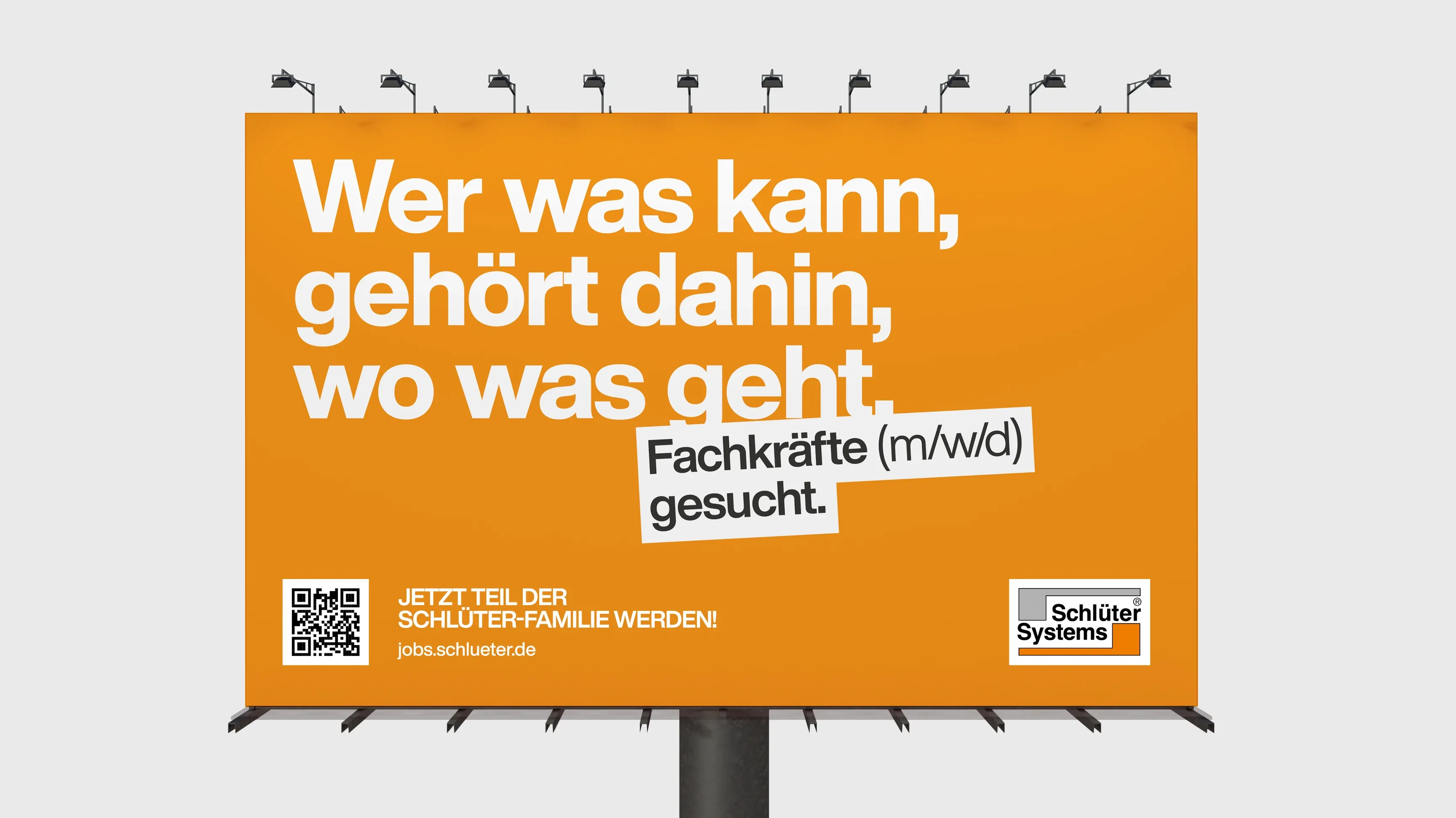 Orangefarbene Werbetafel mit dem Text „Wer was kann, gehört dahin, wo was geht, Fachkräfte (m/w/d) gesucht“, samt QR-Code und Schlüter-Systems-Logo