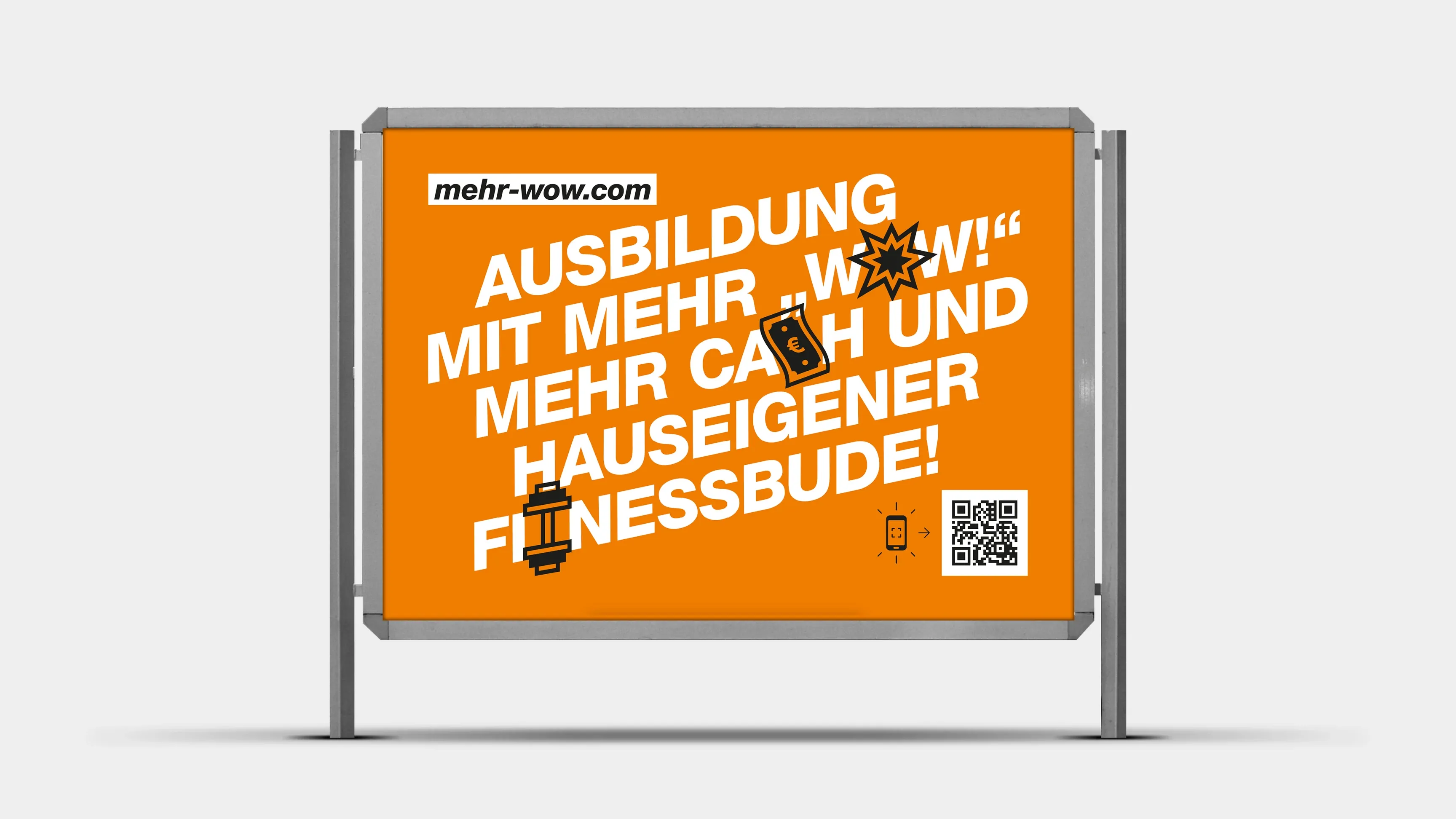Orange Werbeplakat auf Aufsteller: „AUSBILDUNG MIT MEHR ‚WOW!‘ MEHR CASH UND HAUSEIGENER FITNESSBUDE“, URL mehr-wow.com und QR-Code