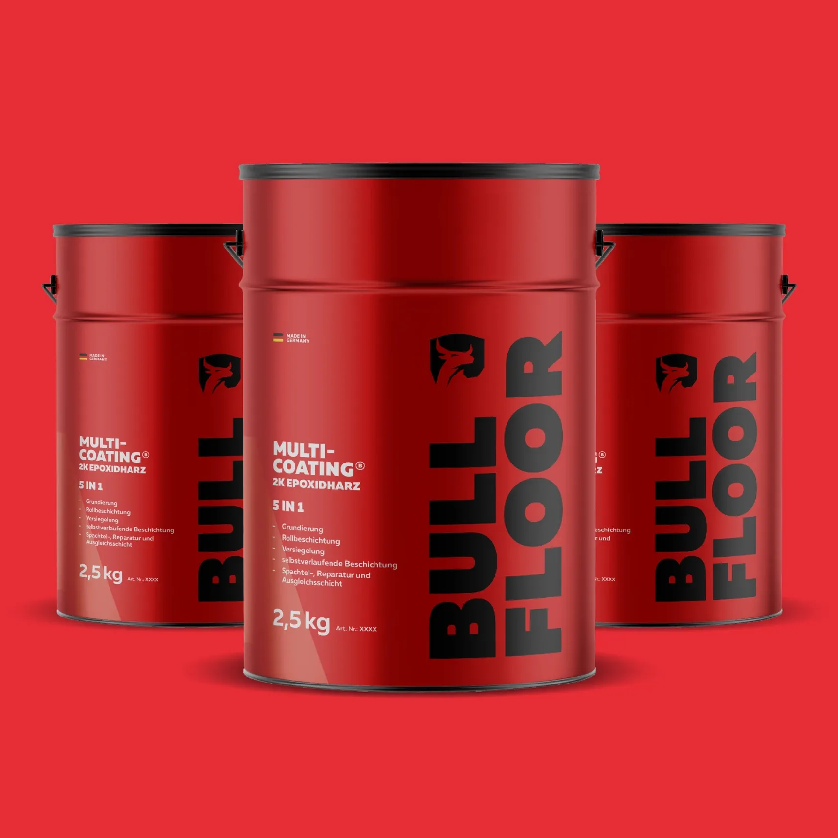 Drei rote Metallgebinde „BULL FLOOR“ mit Multi‑Coating 3K Epoxidharz vor rotem Hintergrund